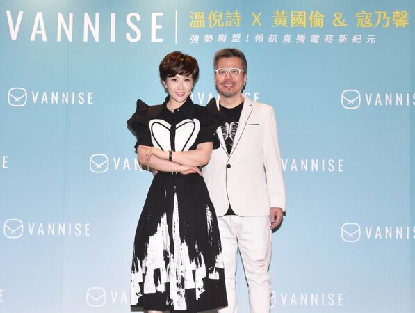 寇乃馨（左）與黃國倫夫妻帳算得很清楚。（溫倪詩提供）