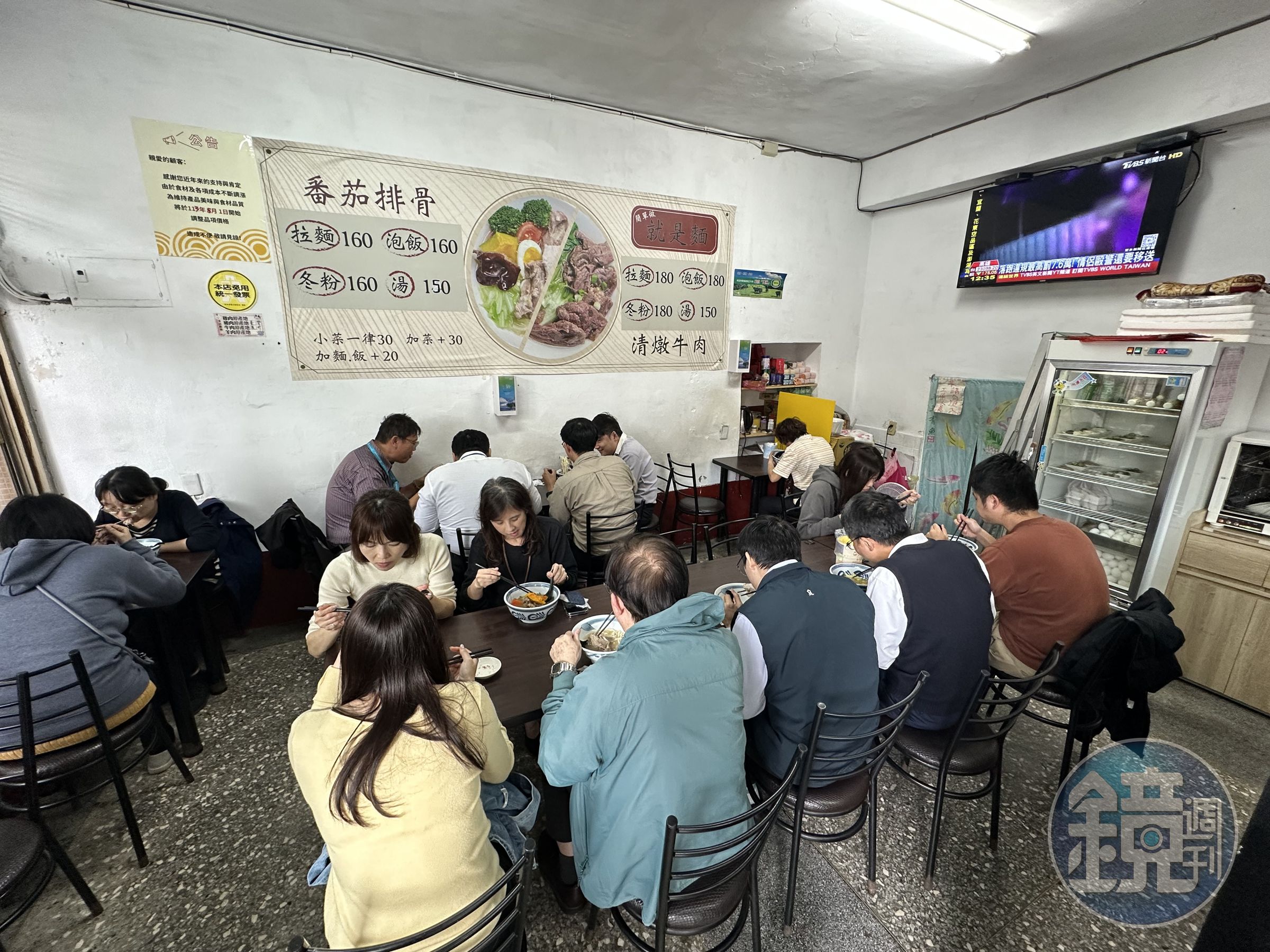 平日午餐時段，擠滿附近的上班族。