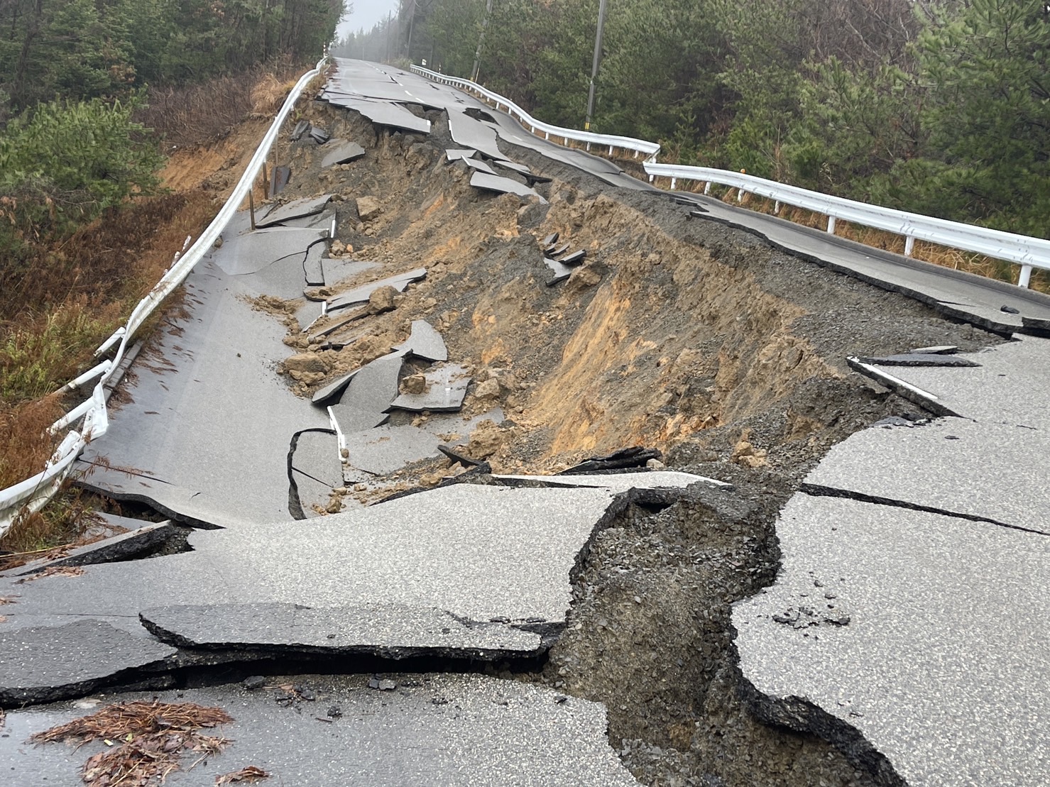 本刊直擊前往輪島市的道路崩塌，景象驚悚。