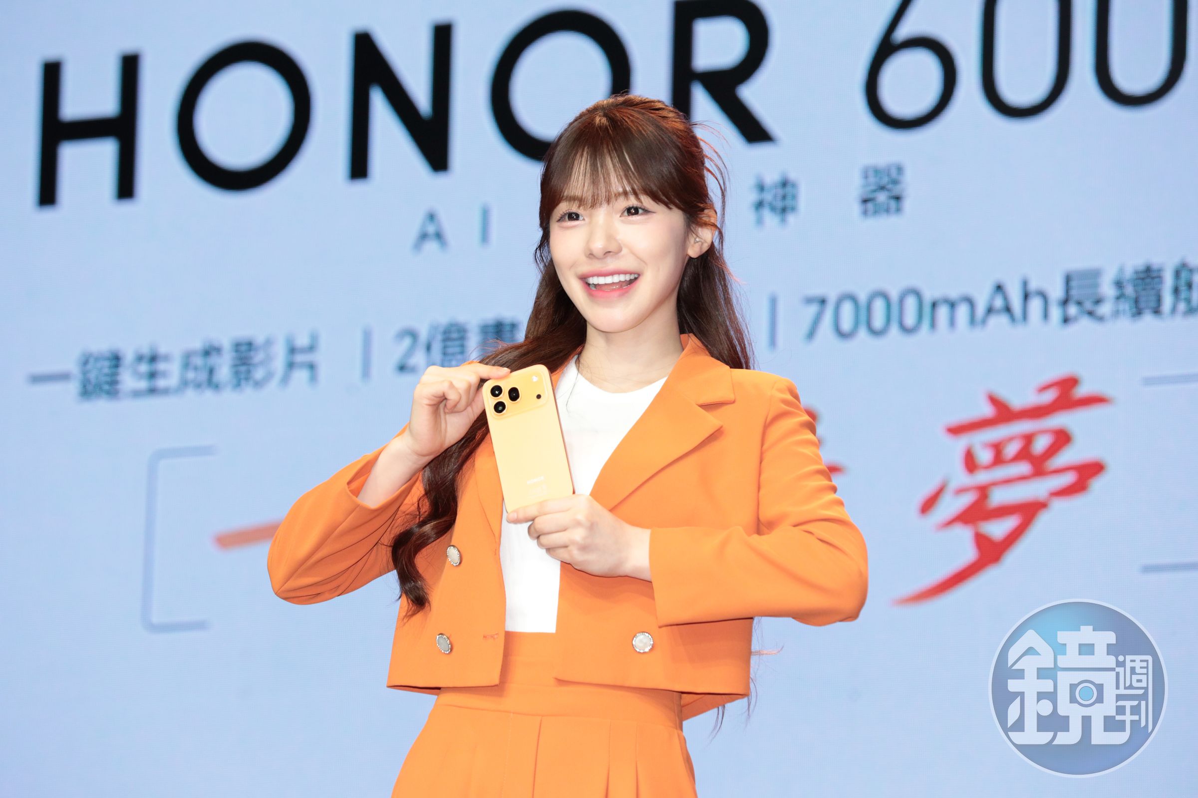李多慧出席手機代言活動。