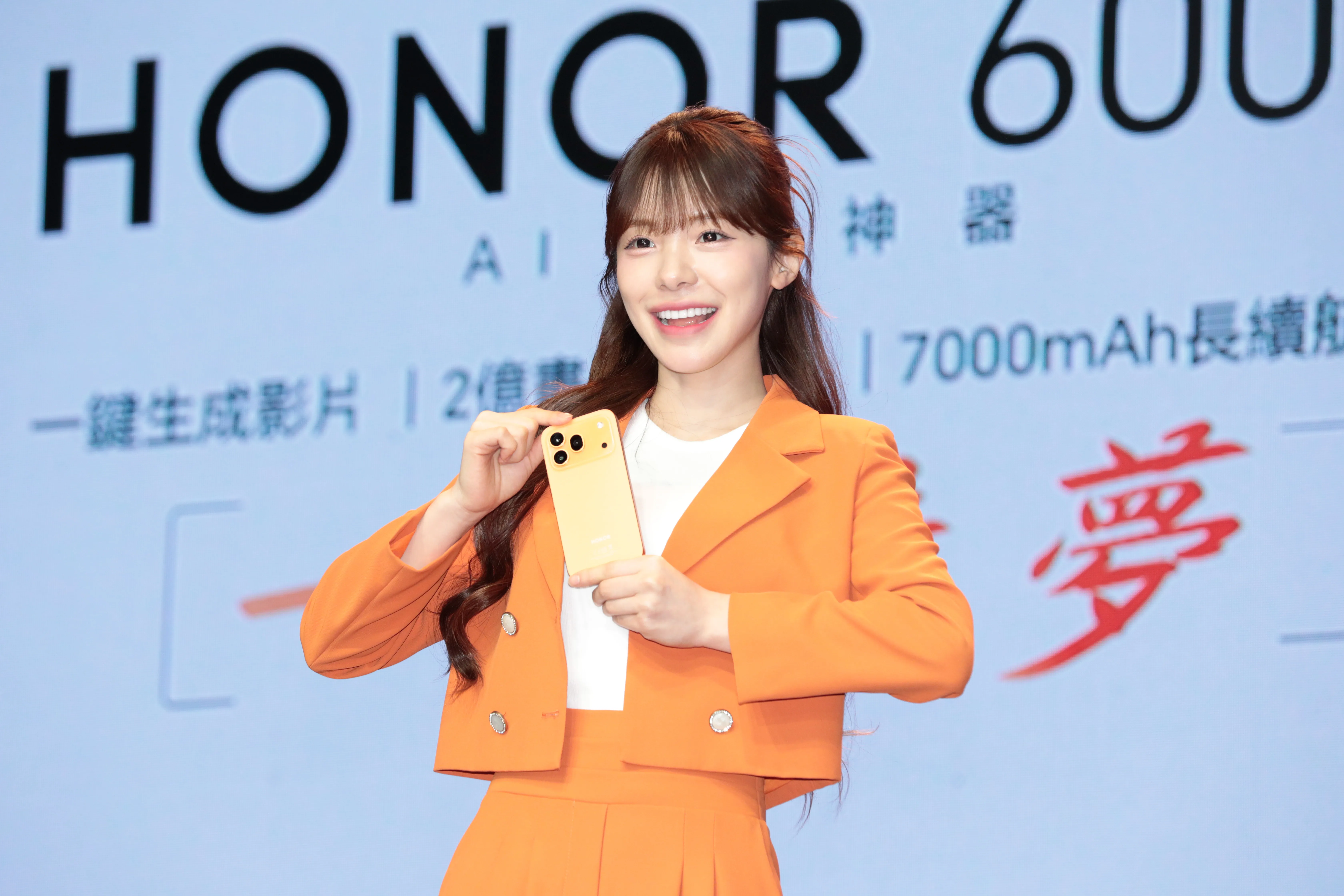 李多慧出席手機代言活動。