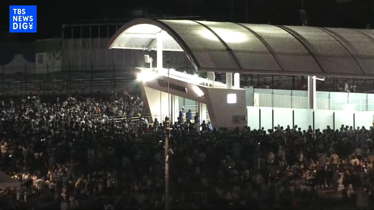 大阪萬博出狀況！大批遊客滯留會場回不了家，全因對外唯一地鐵故障停駛了。（翻攝自 TBS NEWS DIG Powered by JNN YouTube）