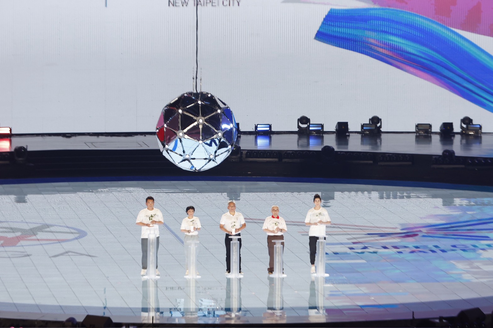 2025雙北世壯運於17日晚間盛大開幕。輝達執行長黃仁勳（中）與104歲羽球爺爺林友茂（右2）在後台的對話，掀起網友討論。