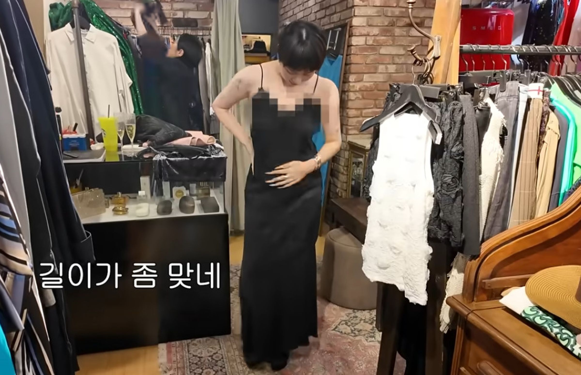 徐寅永試穿一件透視禮服時大膽不穿內衣現身,尺度太大逼得工作人員只能上馬賽克。(翻攝YT@newcinderella_elly)