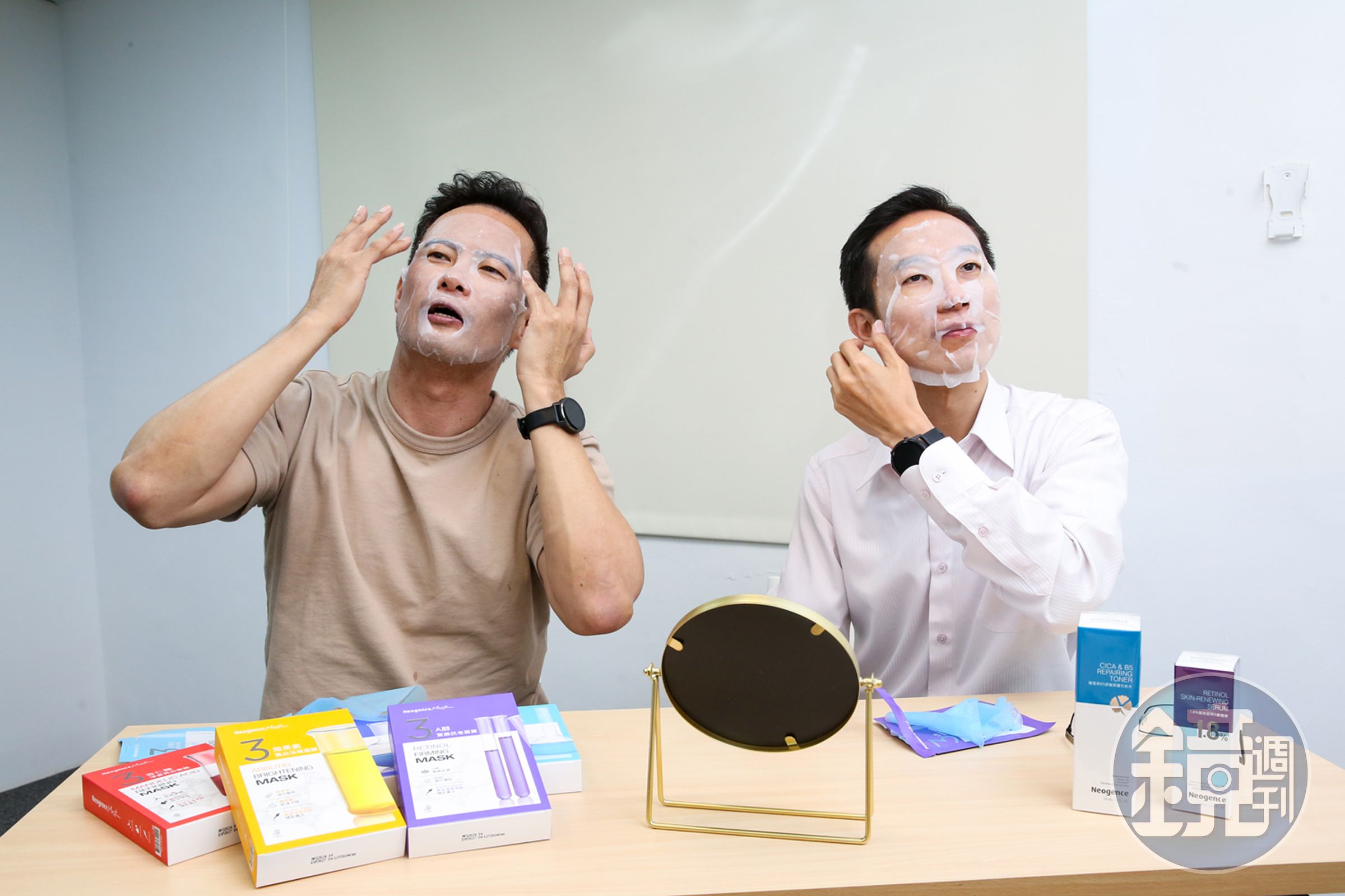 研發出新品時,謝玠揚(左)與蔡松霈(右)會先試用,2人平時在辦公室也會敷面膜保養。