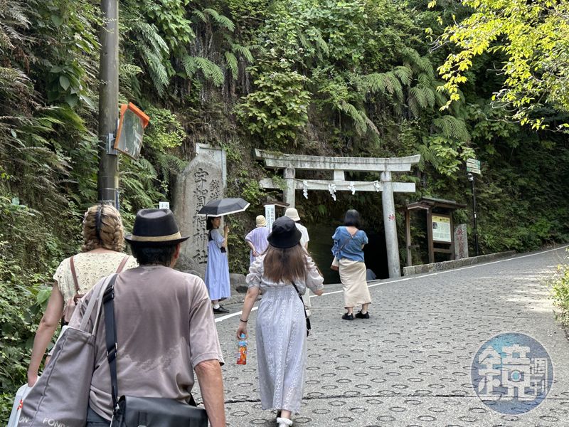 鎌倉車站西口步行約20分鐘可抵達宇賀福神社。