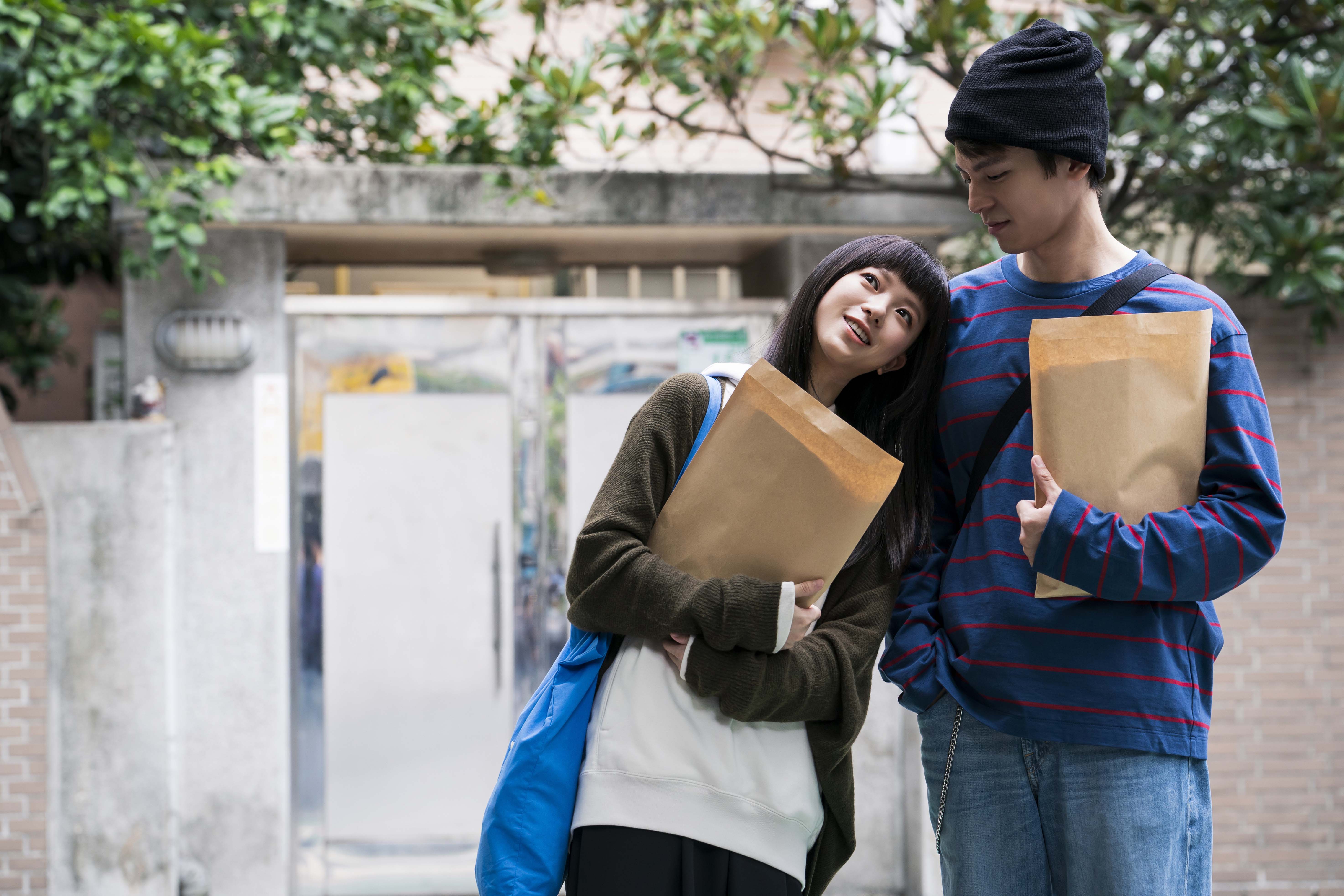 外型甜美的項婕如（左）對戲裡的男友林柏宏（右）有各種奇怪的要求。 （華映提供）