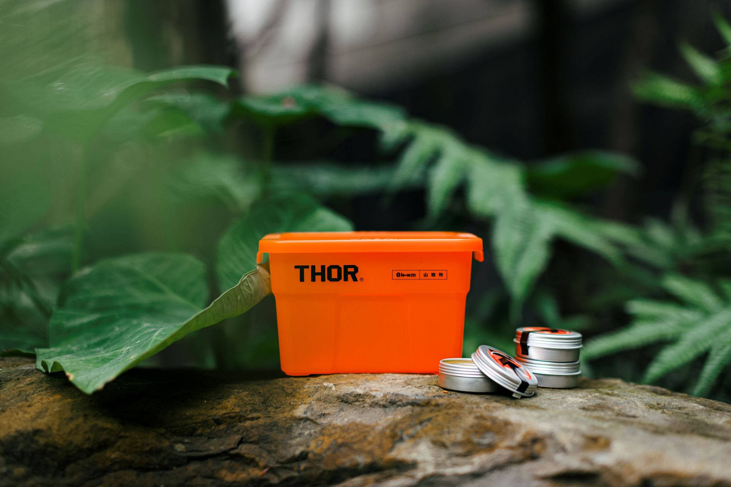 0km的獨家限量商品包括與THOR推出的收納箱，以及與肯園聯名的萬用膏。（0km山物所提供）