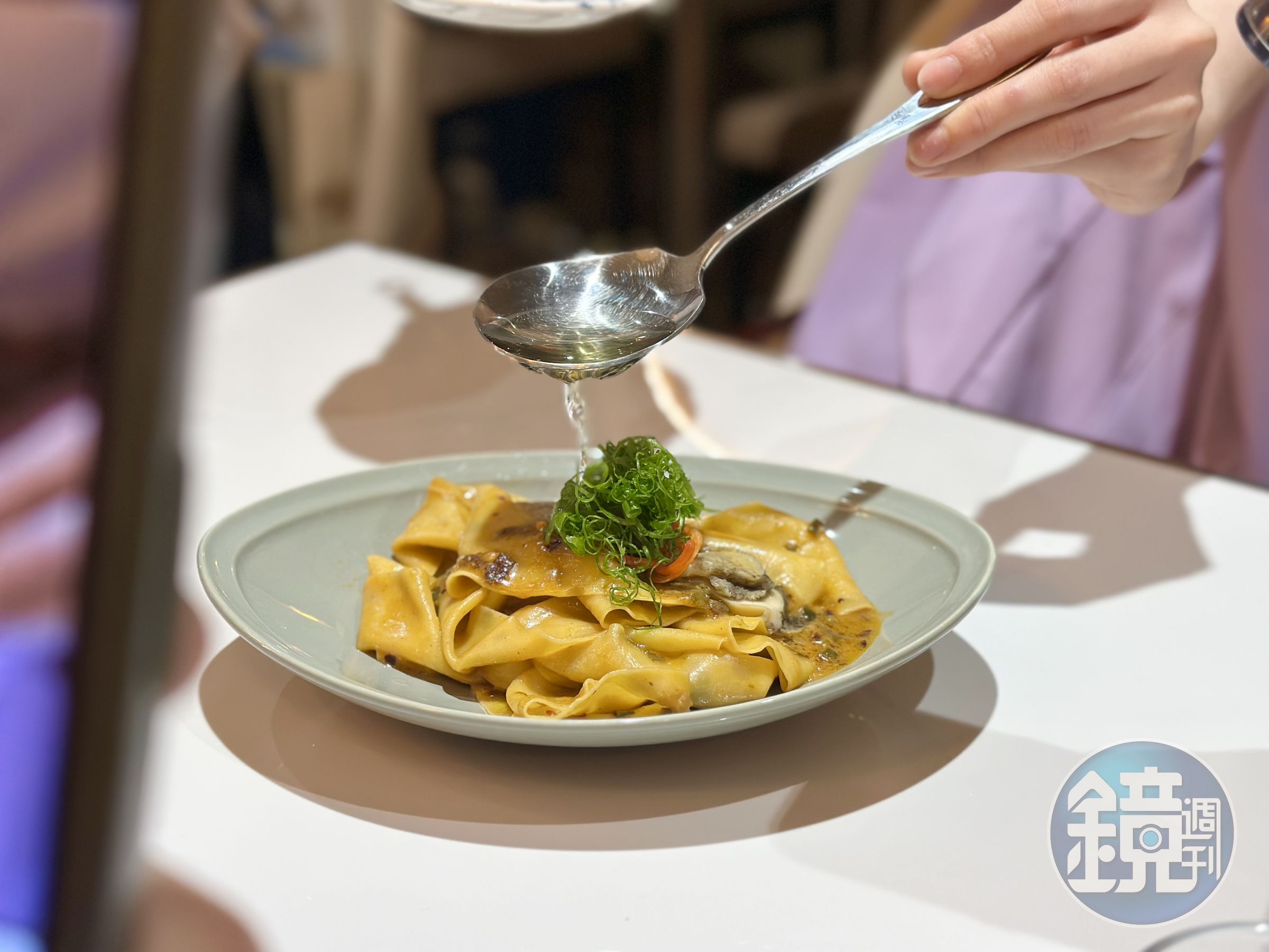 「油潑鮑魚」會桌邊淋熱油，釋放辣醬的香氣到寬麵條裡。（380元／份）