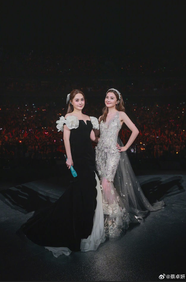 蔡卓妍與鍾欣潼組成的團體「Twins」正在舉辦巡演，有傳蔡卓妍不讓復合的男友愛相隨，以免走漏復合風聲。（蔡卓妍微博）