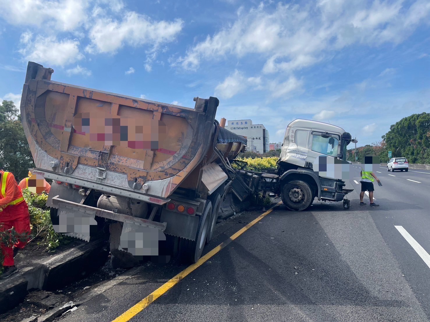 朱男駕駛砂石車疑因操作不當，自撞國道1號內側護欄。（翻攝畫面）