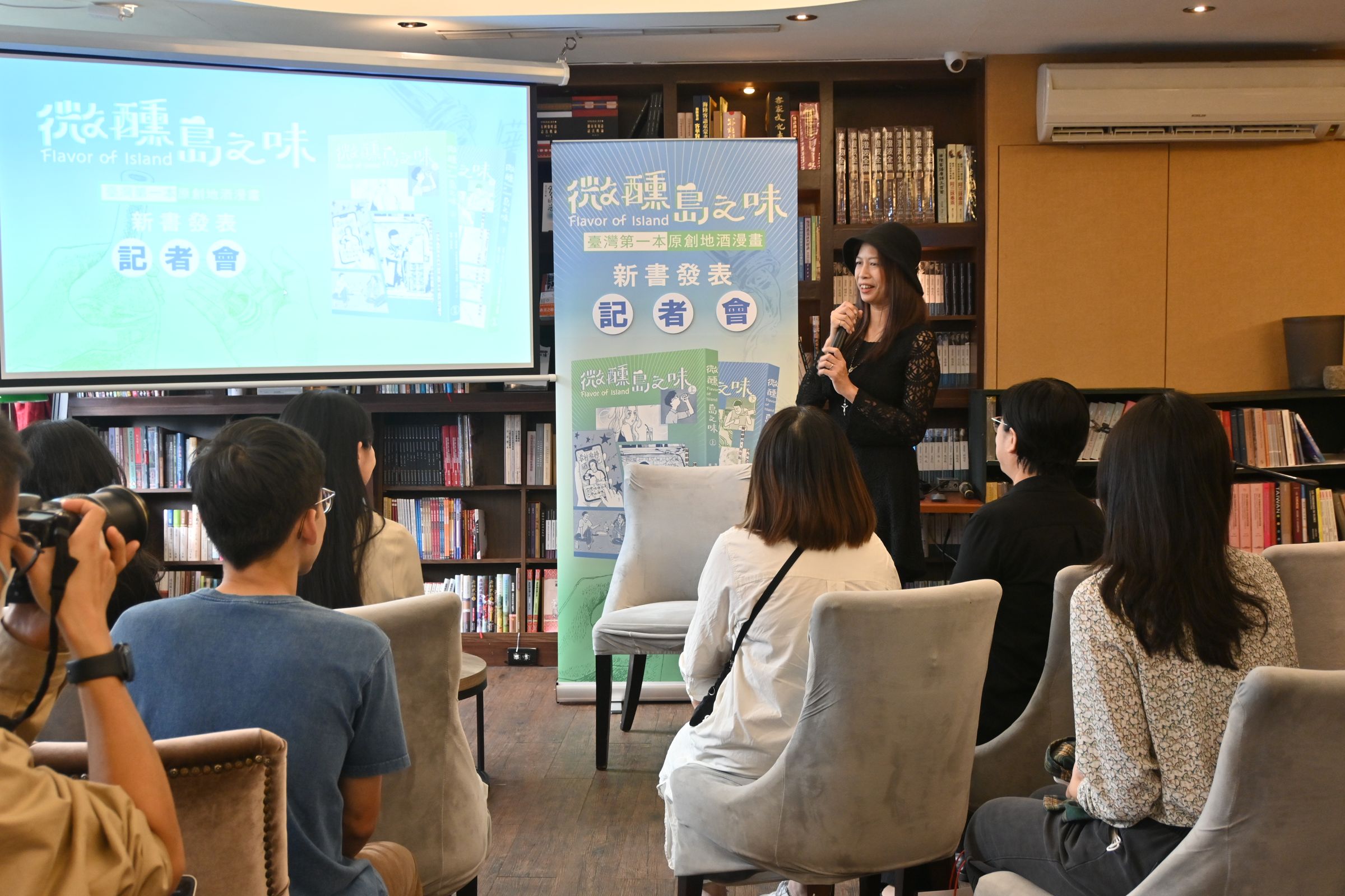 臺灣漫畫基地產業經理張曉彤協助《微醺島之味》媒合適合的漫畫家。(聚場文化提供)