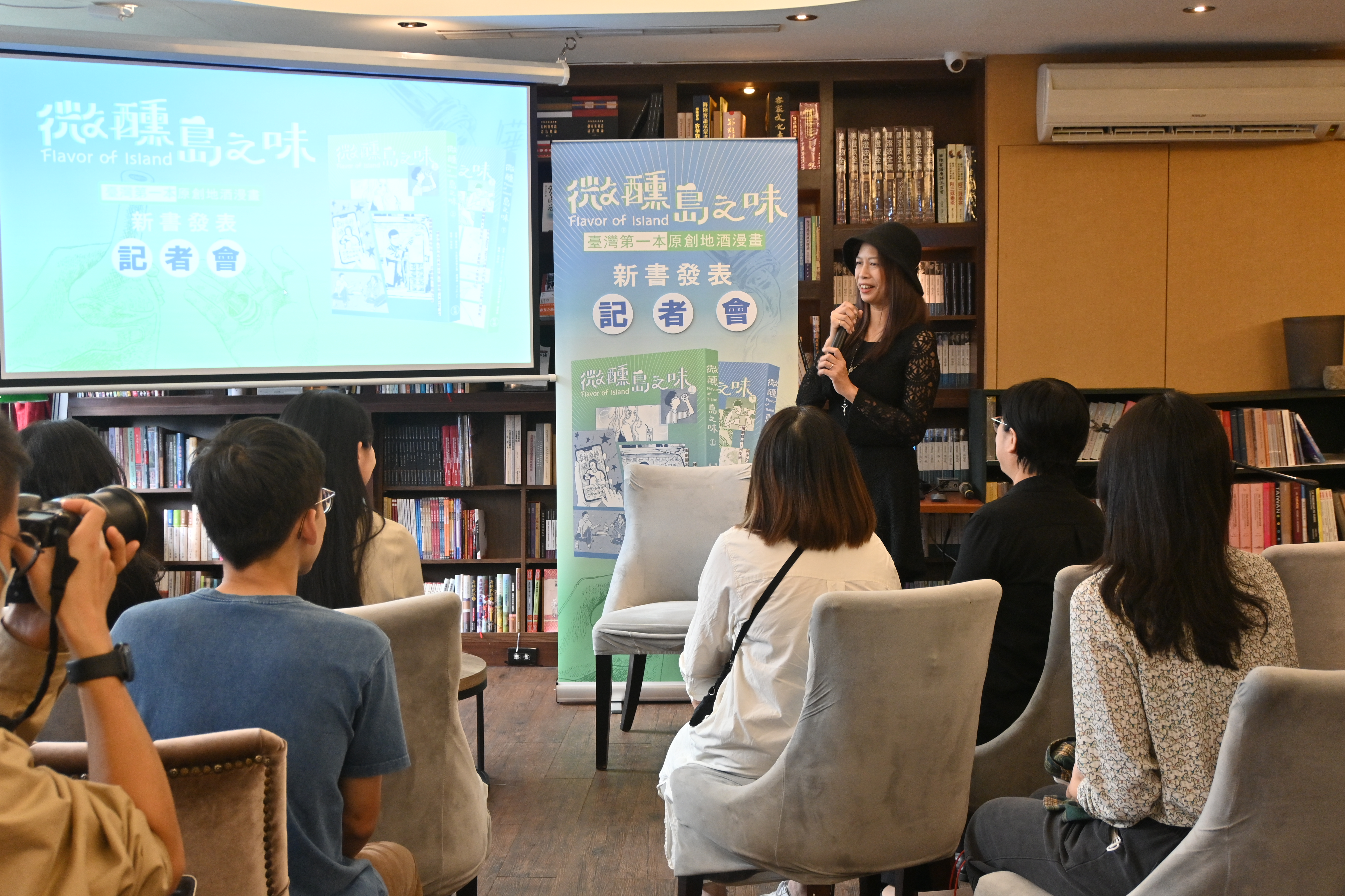 臺灣漫畫基地產業經理張曉彤協助《微醺島之味》媒合適合的漫畫家。（聚場文化提供）