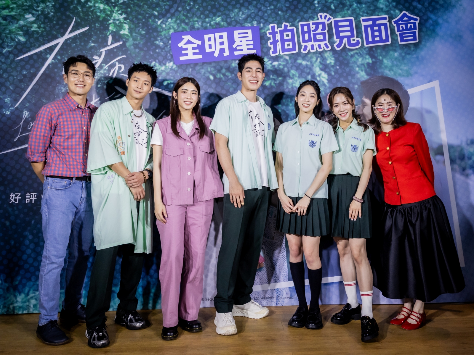 《有病才會喜歡你》票房突破2,000萬元，演員合體舉辦「全明星拍照見面會」，左起宮能安、黃冠智、林思宇、詹懷雲、江齊、楊千霈及百白。（紅杉娛樂提供）