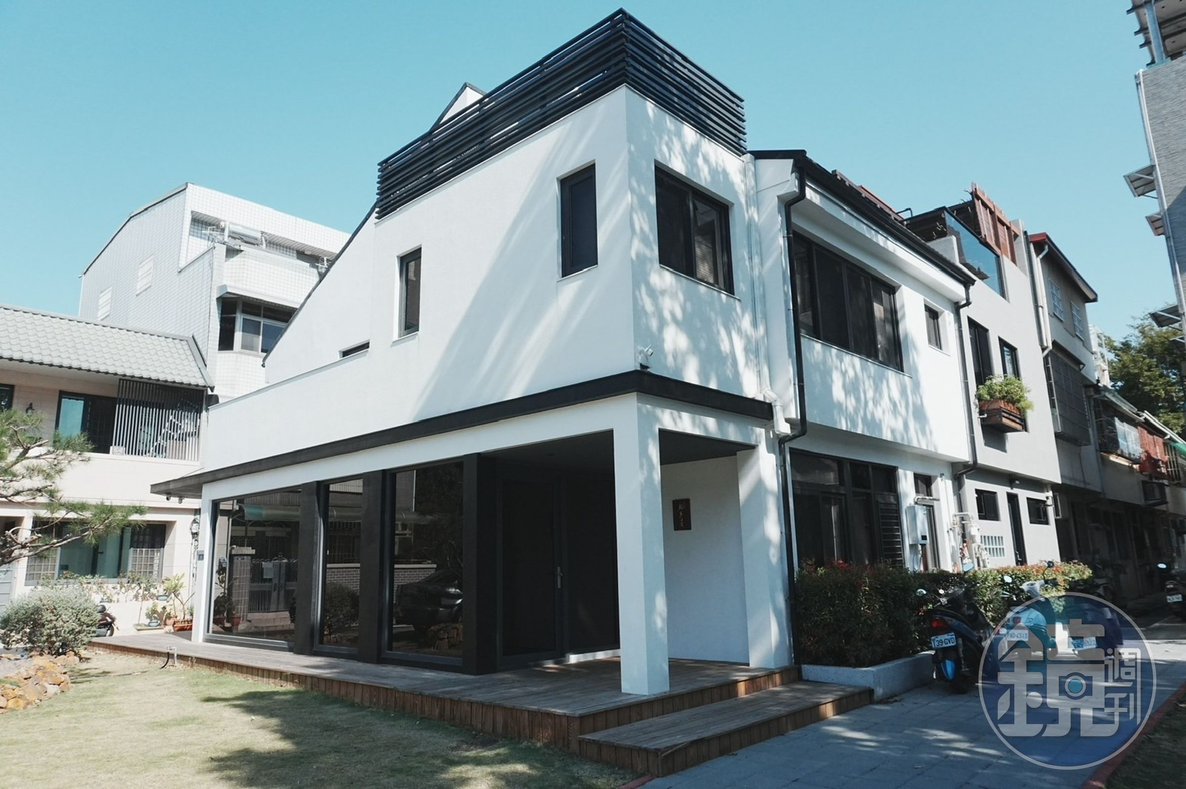 「鮨多芽」位於兩層樓獨棟純白建築的一樓，整體空間由創辦人兼行政主廚宋大為一手操刀設計監工。