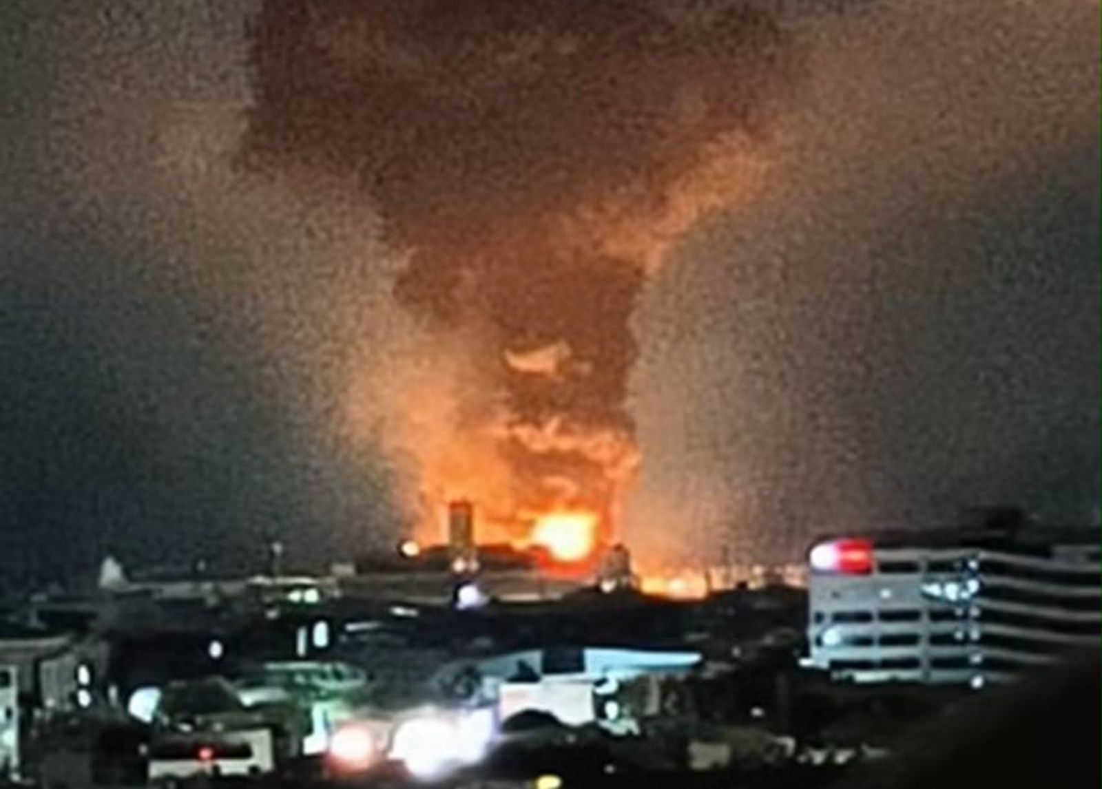 高雄岡山大火!猛烈火勢夾帶爆炸聲 黑色濃煙直竄天際