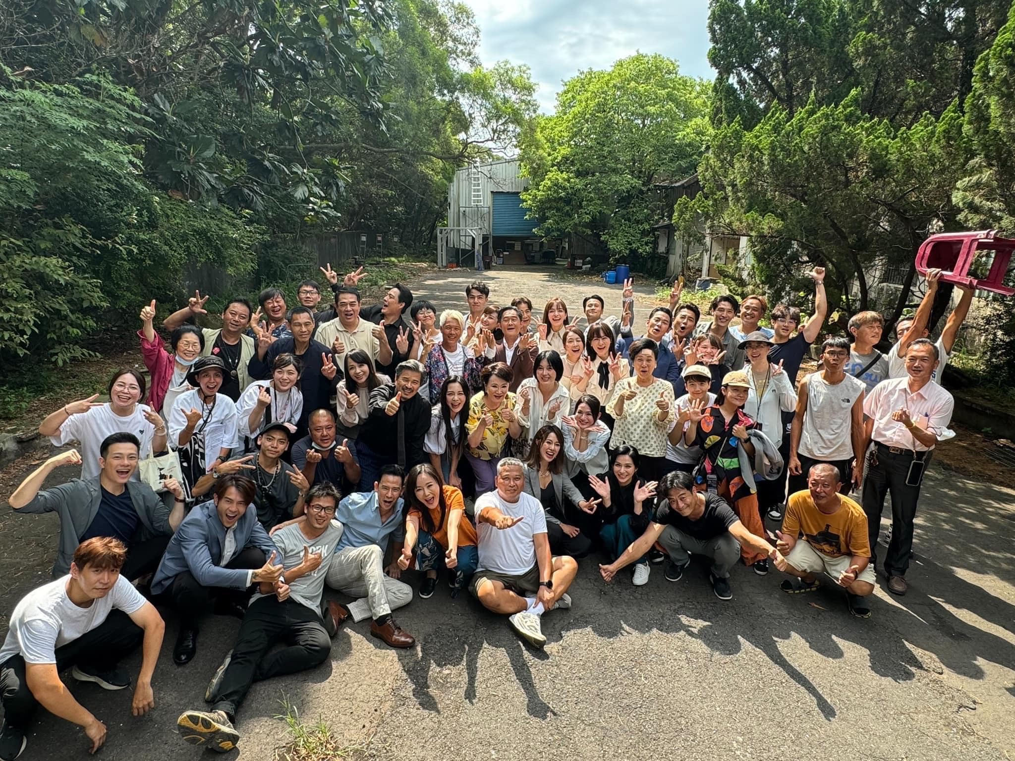 李興文分享殺青戲大夥集結的熱鬧畫面。(三立提供)