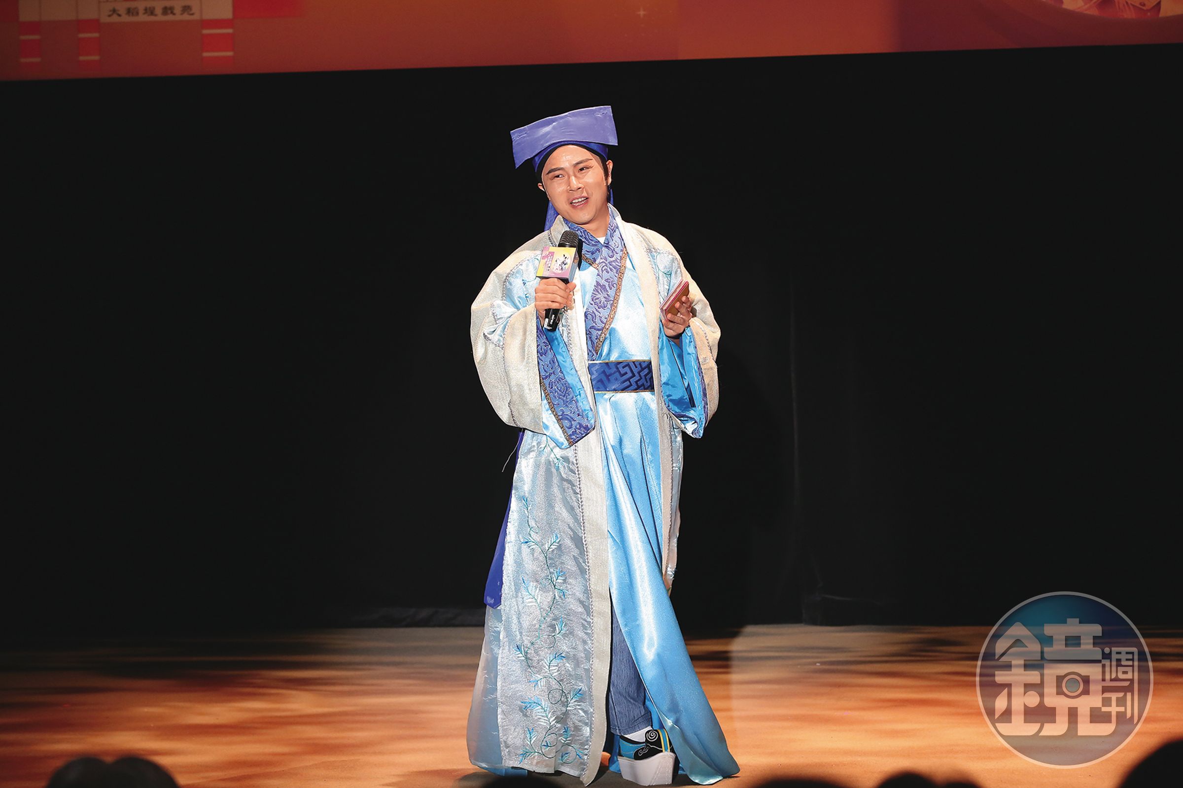 「婆媽界男神」陳孟賢著傳統戲曲服裝主持青年戲曲藝術節，讓婆媽觀眾好開心。