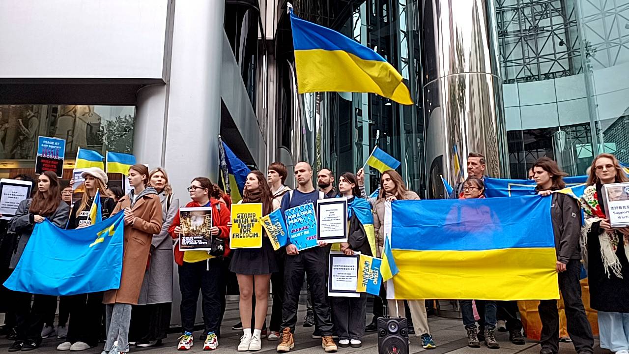 在台烏克蘭人前往莫斯科駐台北代表處前集會聲援烏克蘭。