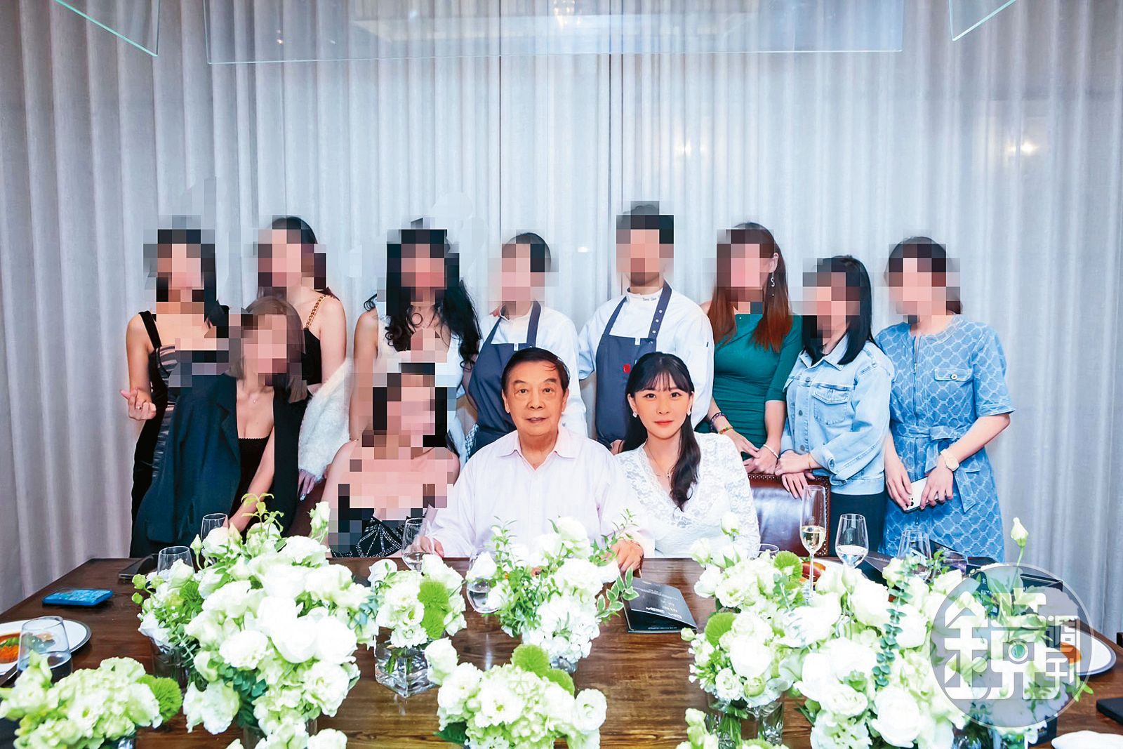 仙塔去年參加富商豪華餐宴,就坐在<a href='https://star.ebc.net.tw/search/keyword?value=王廣德' target='_blank'>王廣德</a>旁的C位。(圖/讀者提供/鏡週刊)