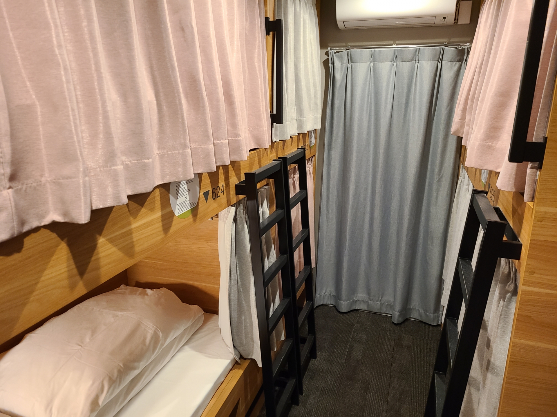 一名女網友透露同寢室的室友會在床上DIY，而且事後還不洗手，讓她們無法接受。（示意圖，photoAC）