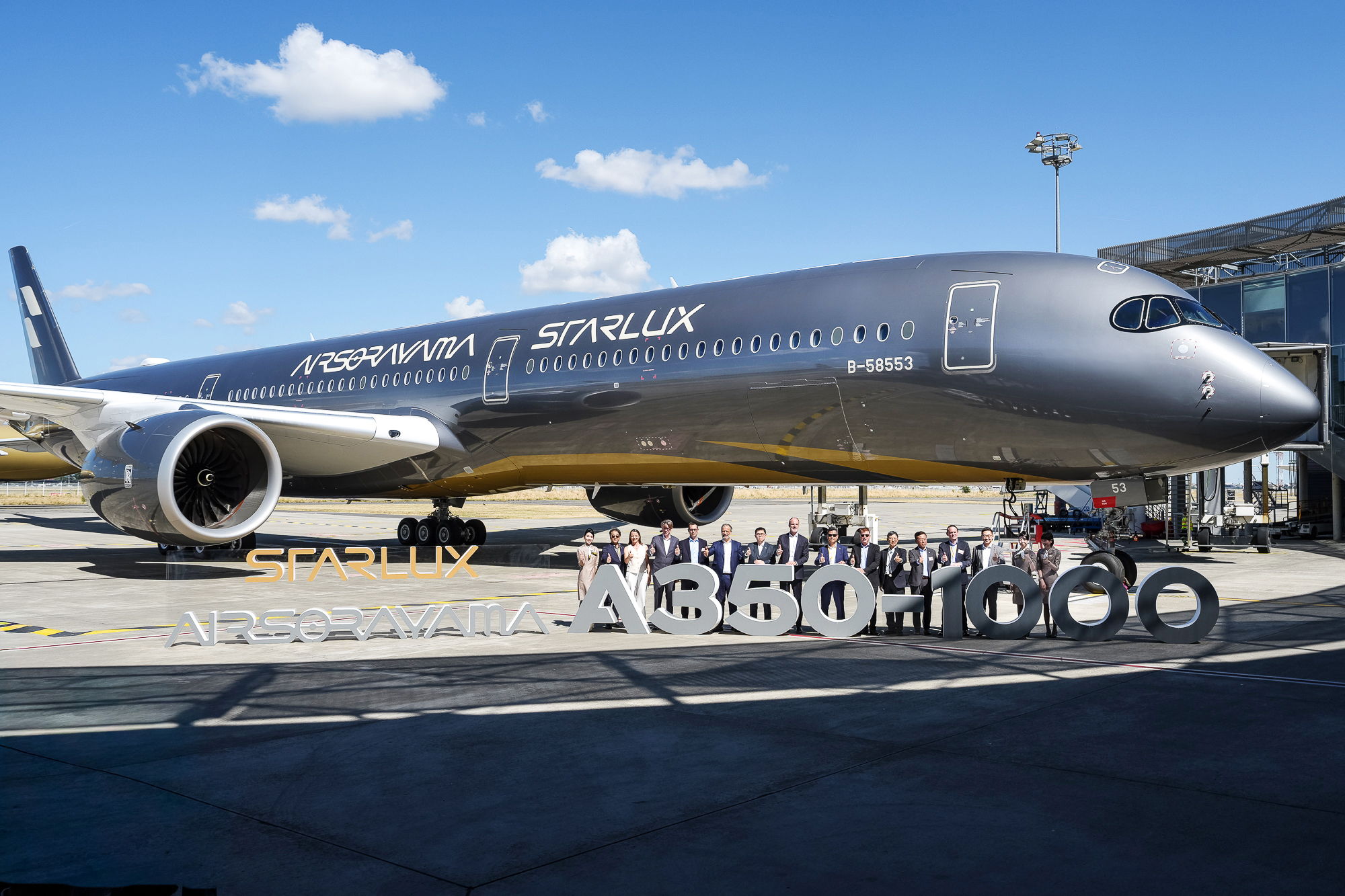 星宇航空、Airbus、Rolls-Royce團隊共同於空山銀前拍攝紀念,慶祝交機完成。(星宇航空提供)