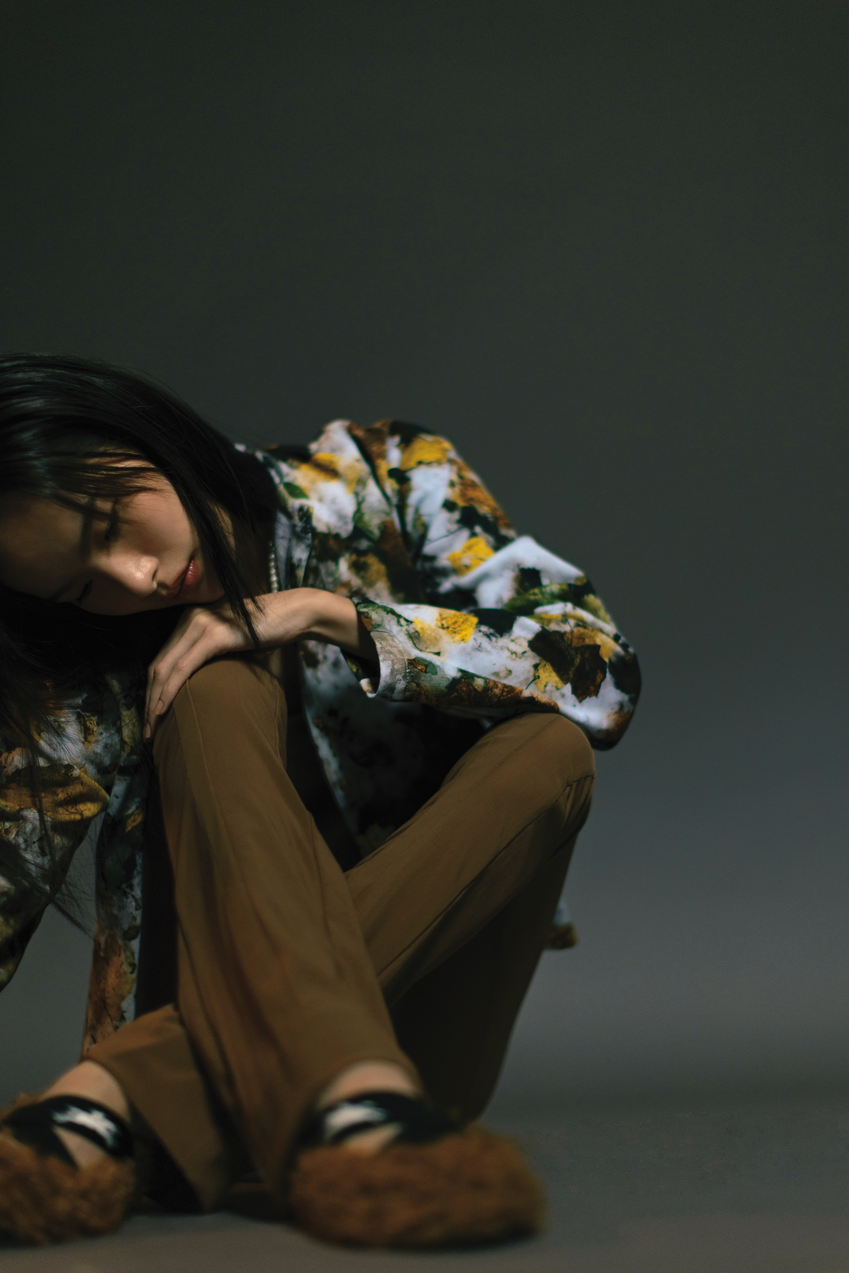 Photoprints棉絨開襟外套 NT$12,580 by agnès b.／網紗長褲 價格店洽 by H&M Studio／Energy豆蔻色芭蕾舞鞋 NT$13,600 by LONGCHAMP／Pandora ME人工淡水養殖珍珠項鍊 NT$9,480 by PANDORA