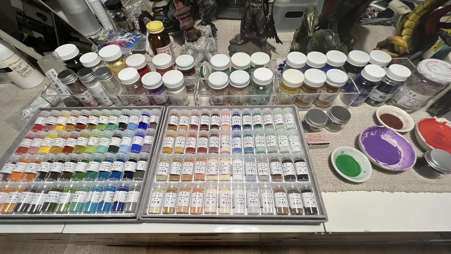平凡夫妻在疫情後造訪日本，購入許多膠彩畫顏料。（平凡、陳淑芬提供）