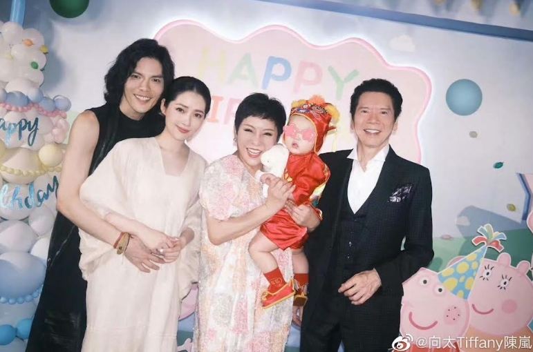 向華強一家人總是話題不斷，除了向佐與郭碧婷的婚姻，向家的財務也有不少揣測，這次終於若得母子兩上線闢謠。（向太微博）