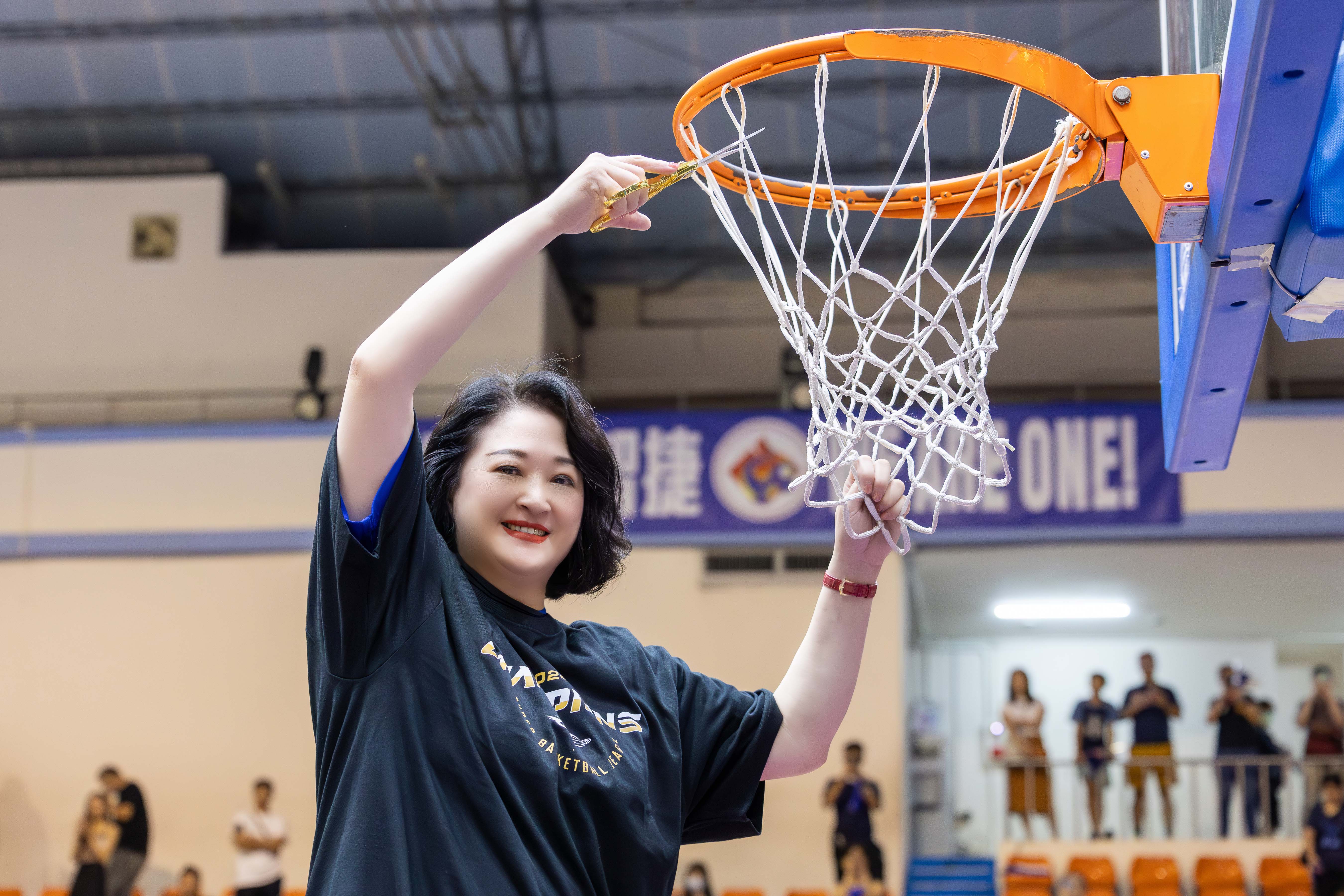 裕隆納智捷完成SBL總冠軍二連霸，執行長嚴陳莉蓮帥氣剪下象徵第二座冠軍的籃網。（裕隆提供）