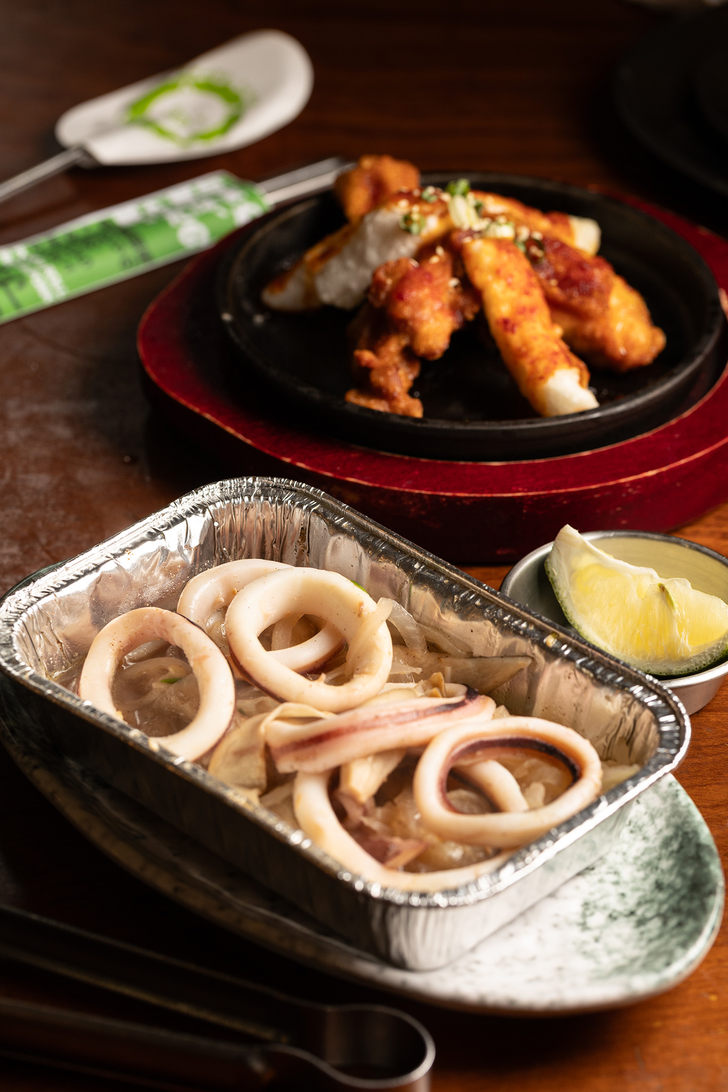「魷魚燒」與「炸雞」等多樣化配菜，是台灣店才有的套餐組合。（1,920元／雙人豪華套餐菜色）