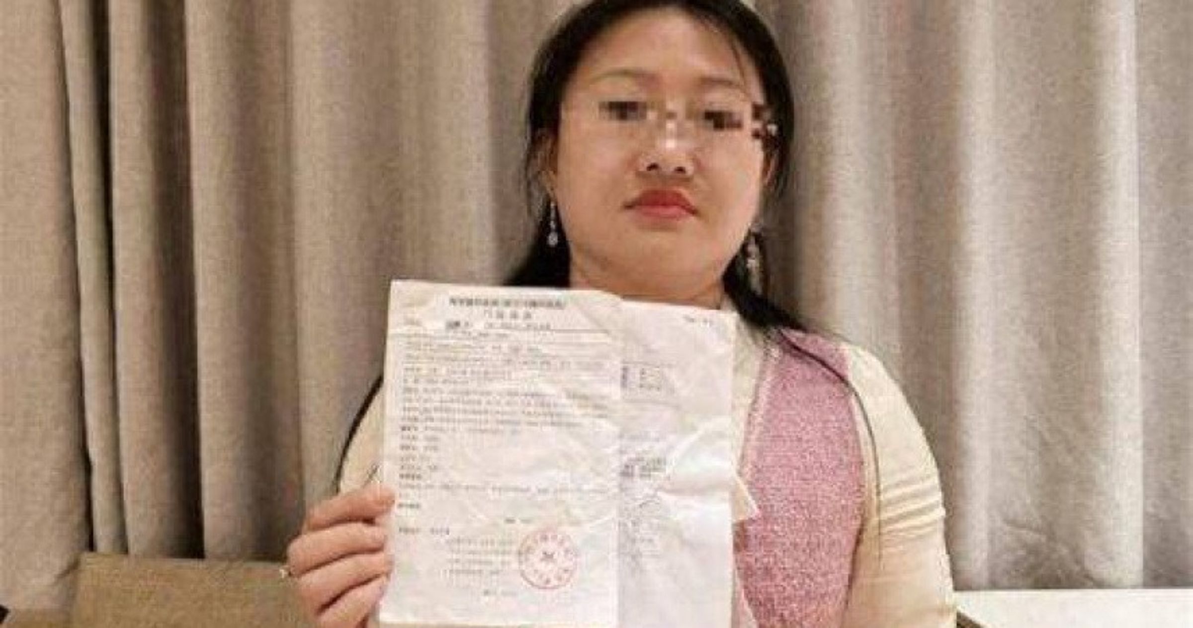 北京胡姓女子報警舉發男友重婚，反被警方以流浪人員身份送進精神病院，消息曝光，引發輿論關注。（翻攝自上游新聞）