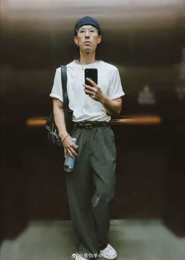 吳建豪自拍照讓粉絲憂心，他是否瘦過頭。（翻攝自微博）