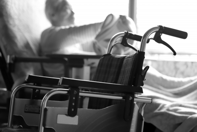 68歲賴姓看護獨自升級成「繼母」，上月與擁8億身價的102歲王姓人瑞登記密婚，引發家屬質疑覬覦高額家產，示意圖。（翻攝自photoAC）