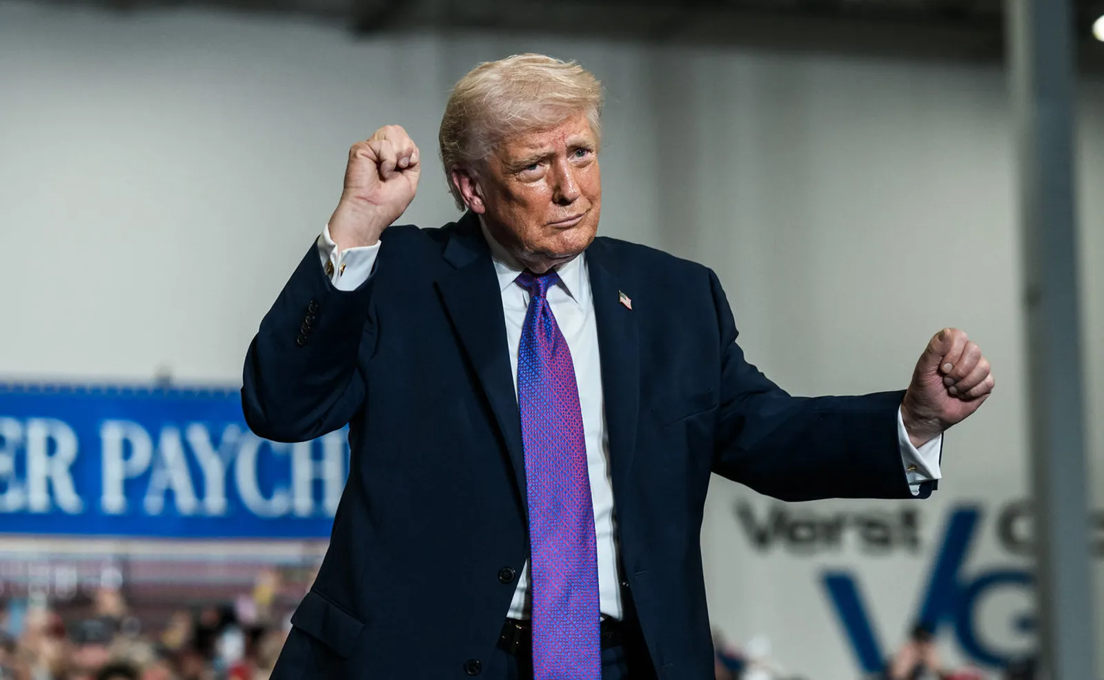 伊朗29日指控美國一邊「假裝」對外釋出談判訊號，卻一邊暗中籌備地面攻勢。（翻攝The White House Flickr）