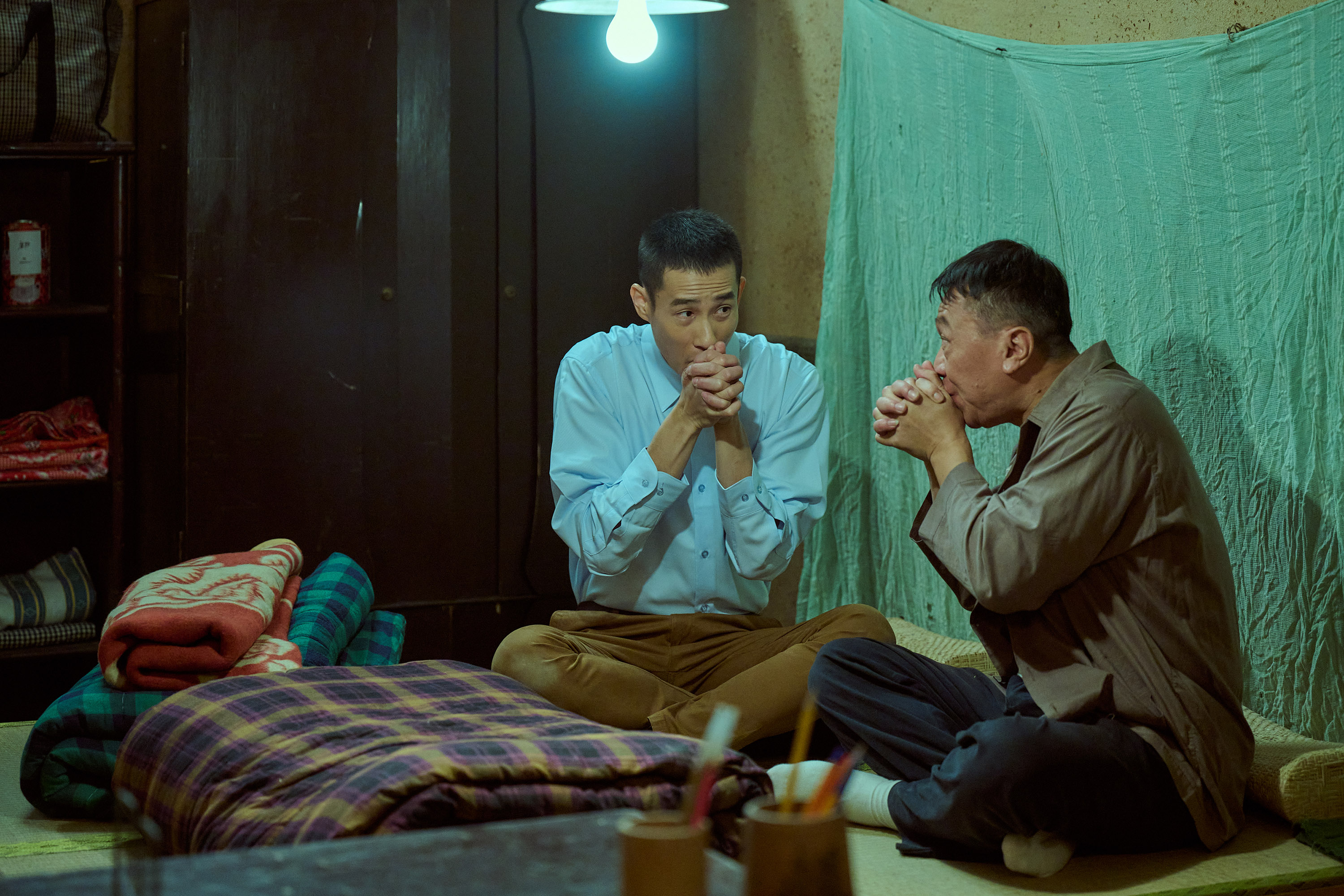 游安順(左)在《寶島西裡樂》中飾演盧彥澤養父。(台視提供)