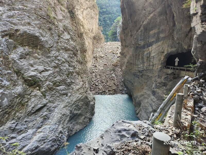 靳珩隧道旁出現堰塞湖，水位持續上升中。（公路局提供）