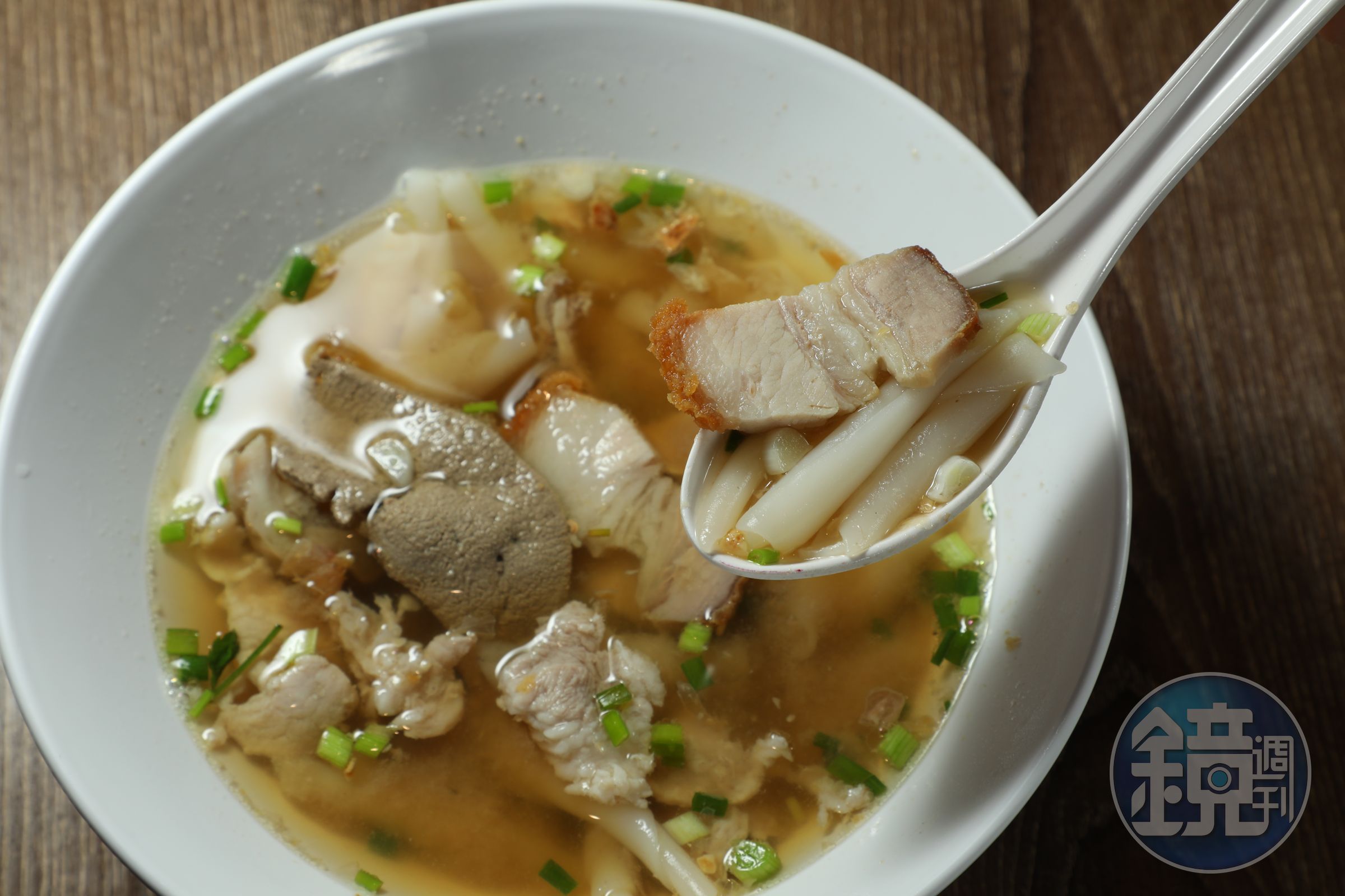 這一碗「粿條湯」裡有豬肝、酥肉，湯頭洋溢油蔥香氣。（85泰銖／中碗，約NT$75）