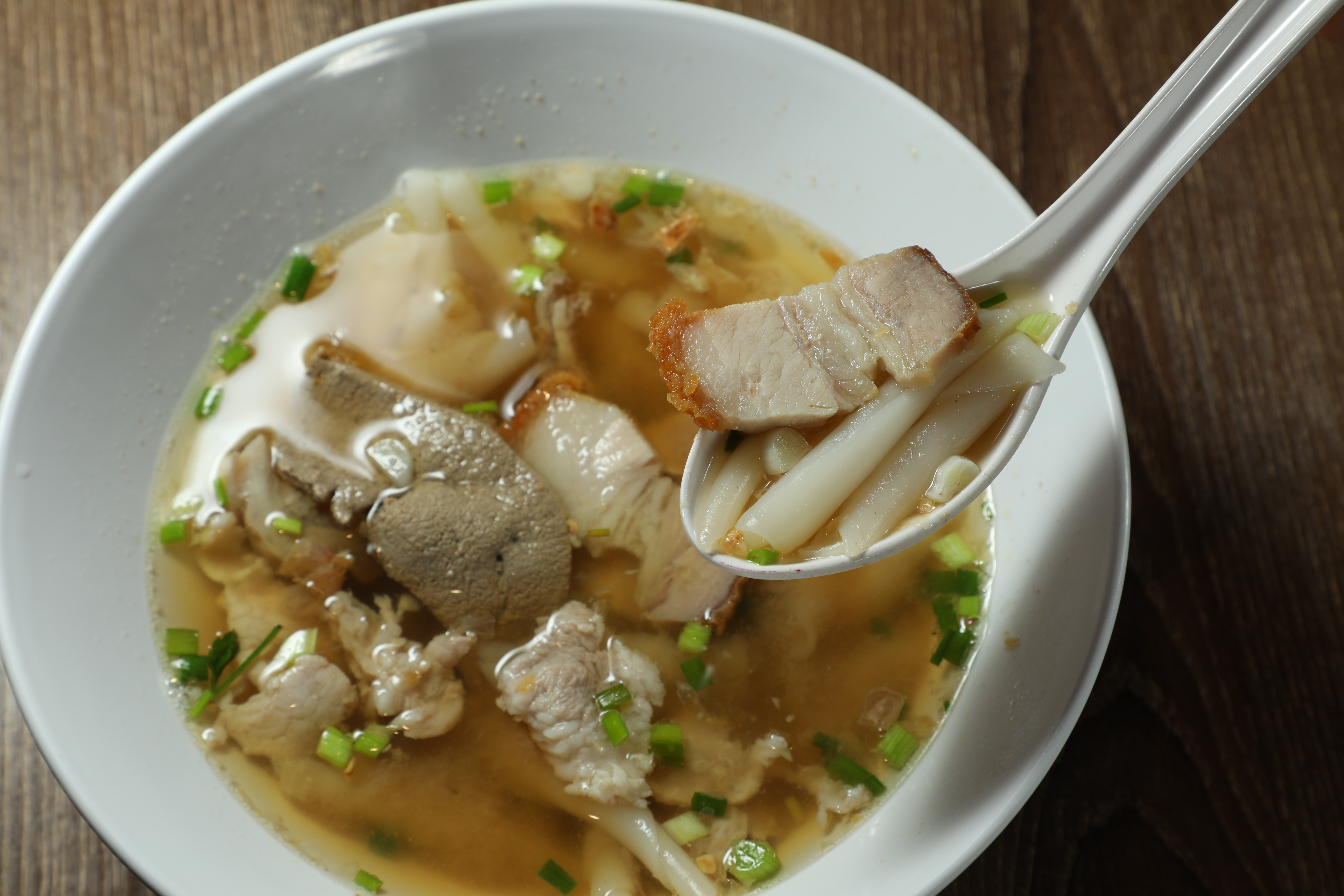 這一碗「粿條湯」裡有豬肝、酥肉，湯頭洋溢油蔥香氣。（85泰銖／中碗，約NT$75）