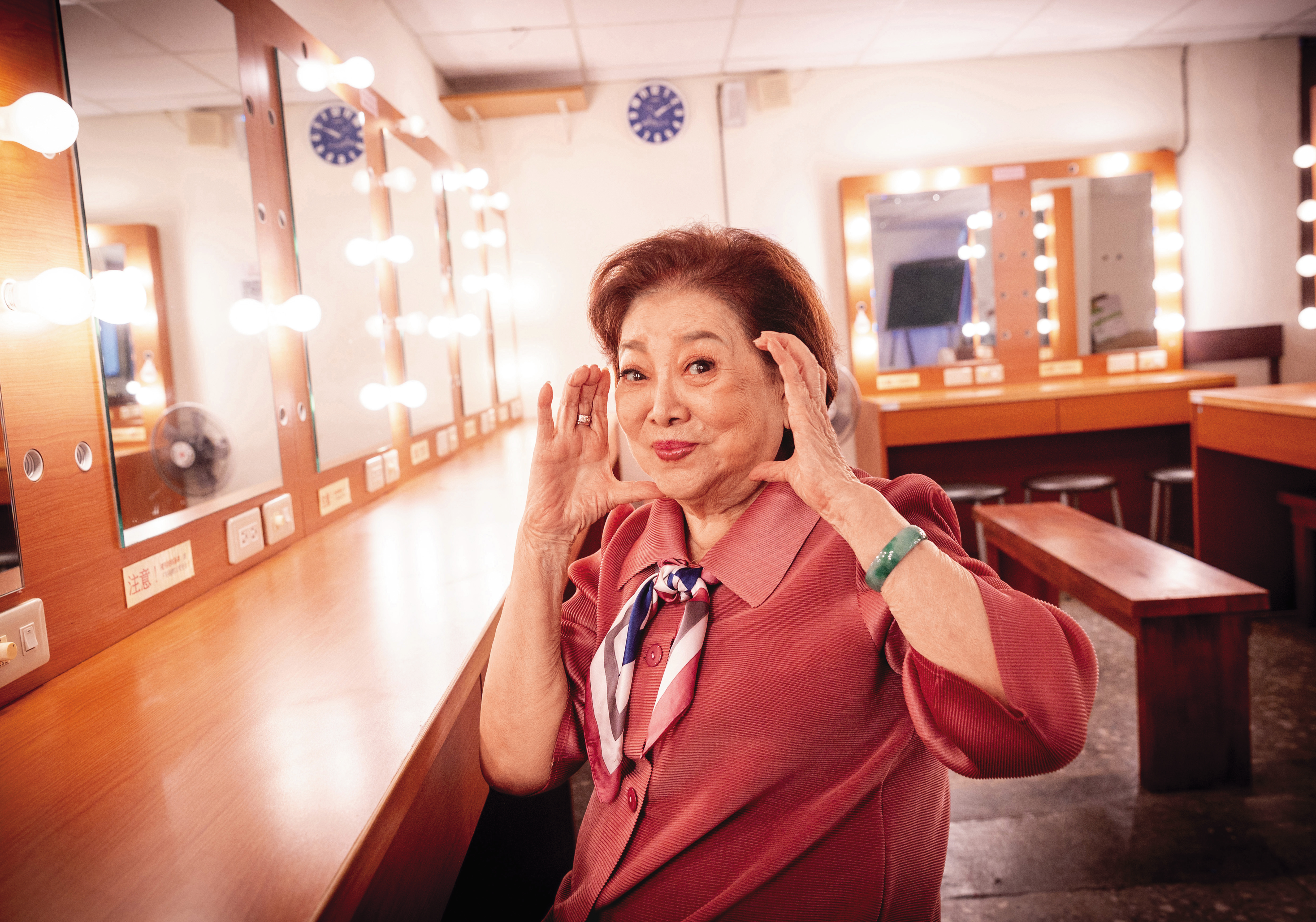 陳淑芳是國立藝專戲劇科第1屆的學生，還未畢業就擔綱演出電影女主角。圖為台藝大70週年校慶時，陳淑芳以傑出校友身分回娘家，在戲劇系排練休息室留影。