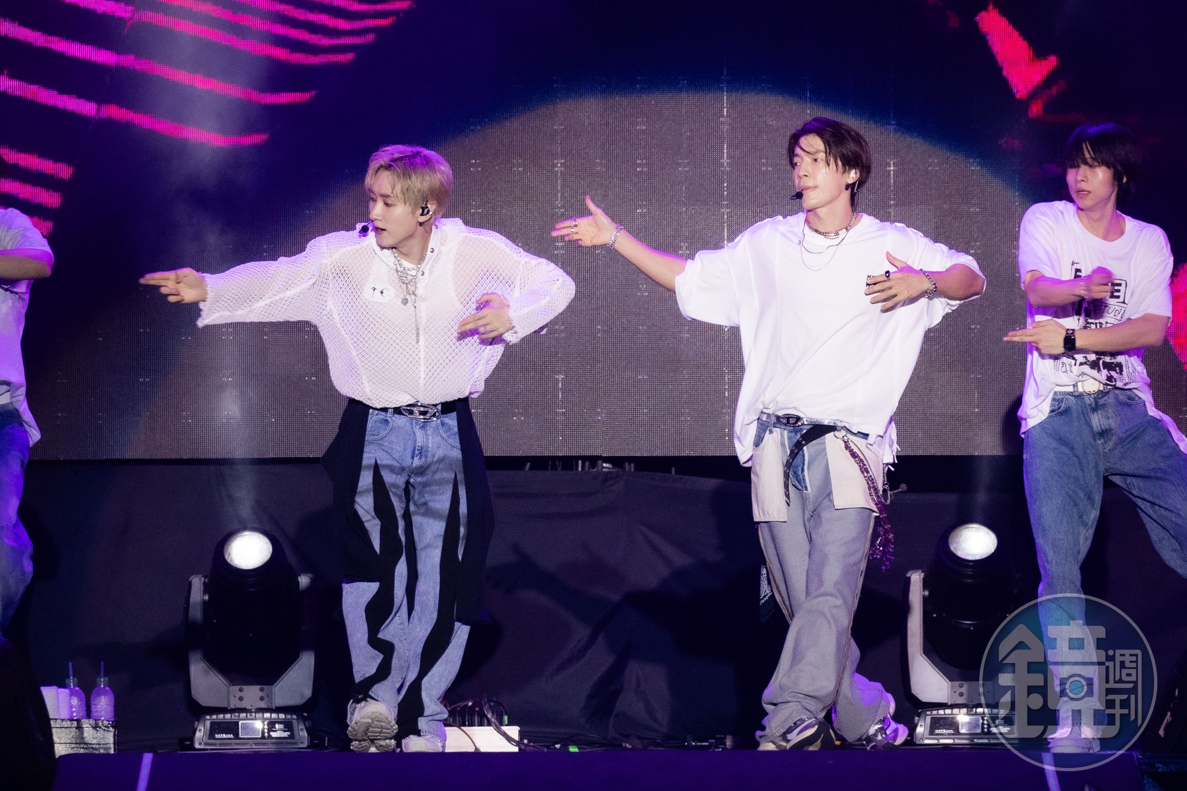 Super Junior D&E 銀赫(左)、東海在「高雄櫻花季」壓軸登場。(讀者提供)