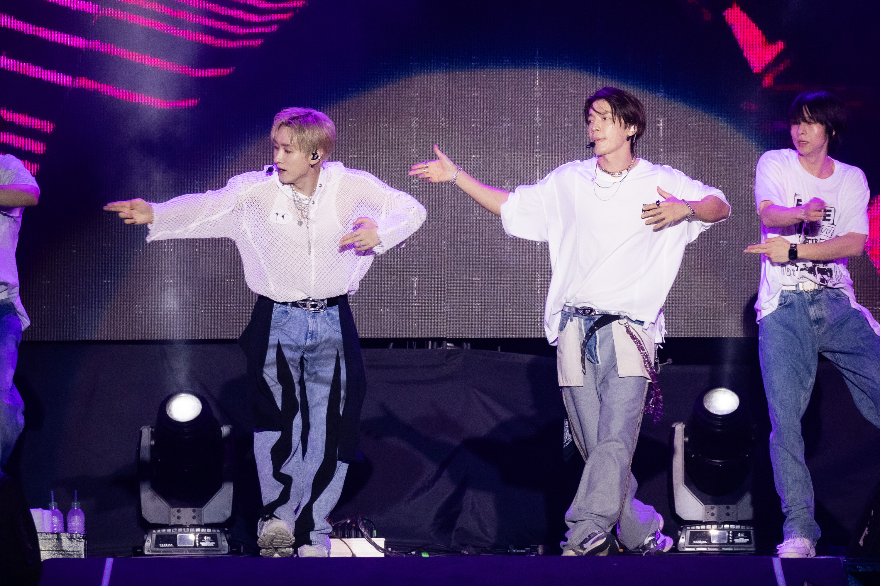 Super Junior D&E 銀赫（左）、東海在「高雄櫻花季」壓軸登場。（讀者提供）