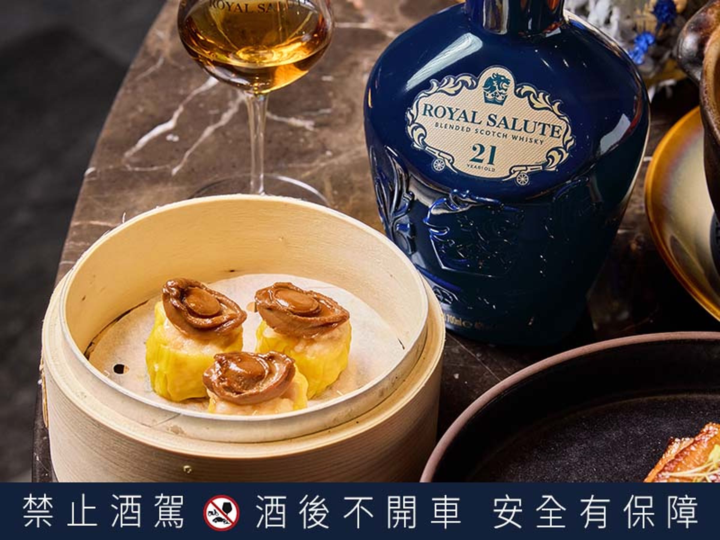 皇家禮炮不斷新舊交融,一次次挑戰對於極奢風味的想像,玖尹則透過食材與調味的昇華,讓庶民港點蛻變為矜貴的「吉品鮑魚燒賣」。