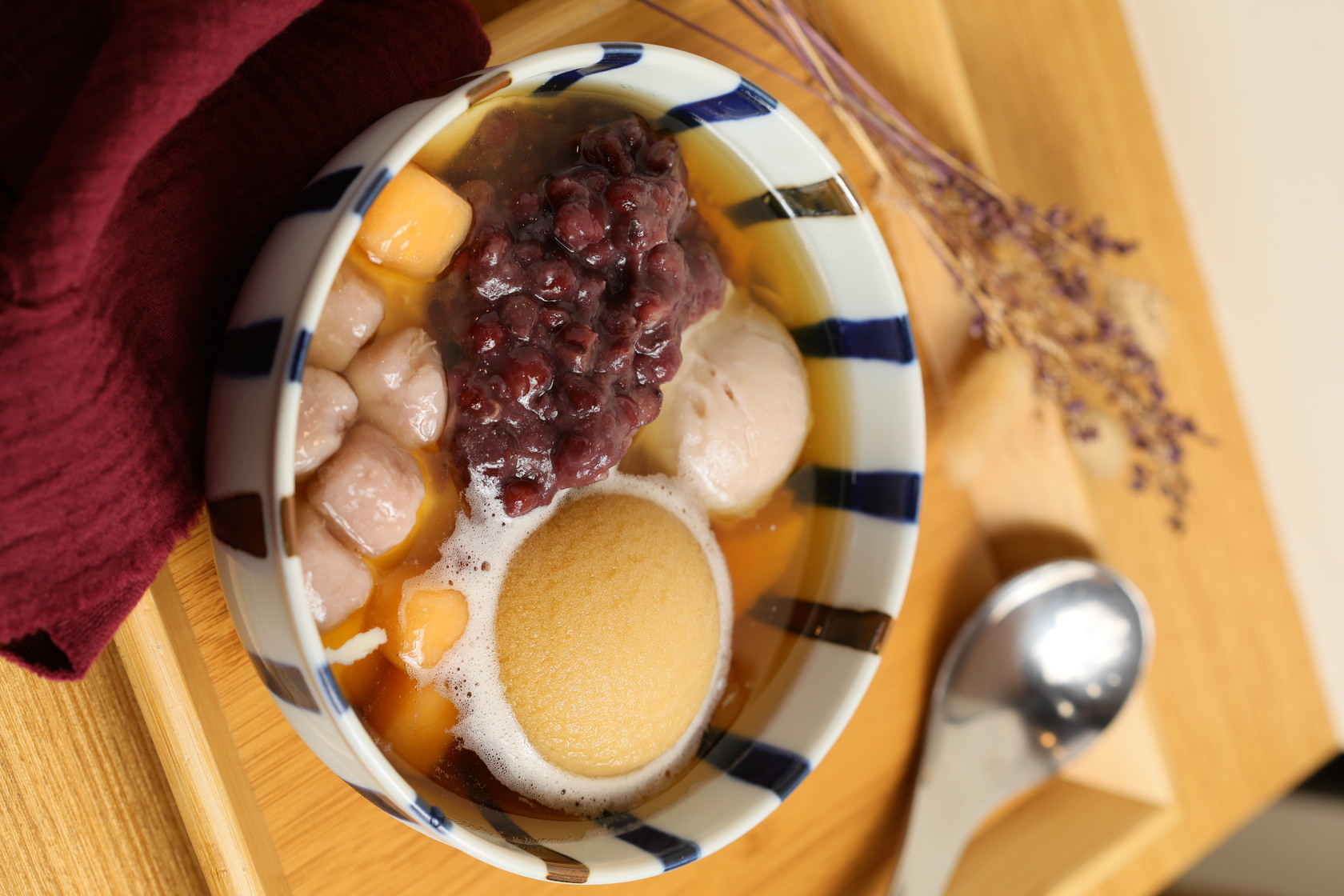 「手炒黑糖豆花」附上一球自製的甘蔗冰,即使冰品融化也不影響味道。(60元/份)