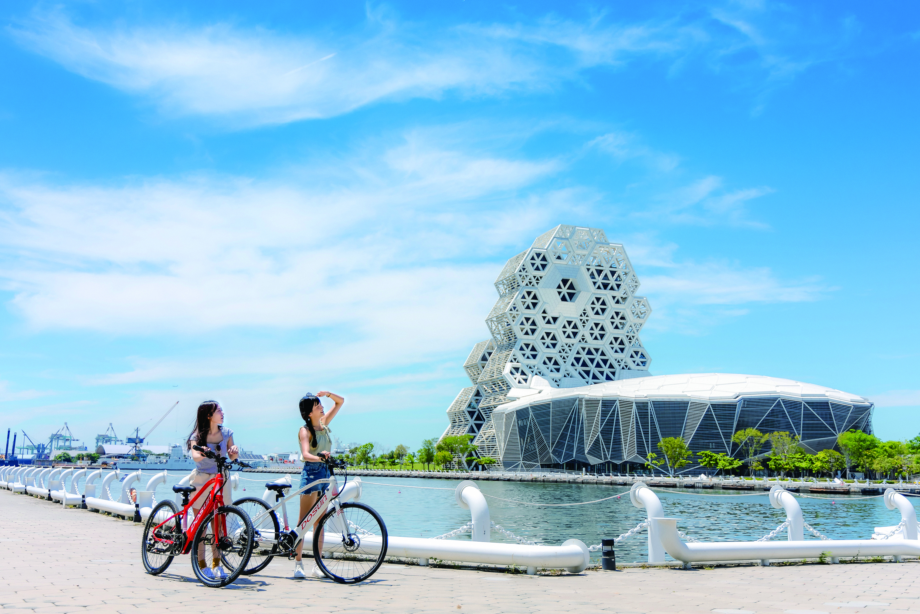 「福容高雄店」鄰近駁二特區，一覽港灣景緻的高雄流行音樂中心、浪漫的愛河畔，單車旅行就是最棒的行程安排！