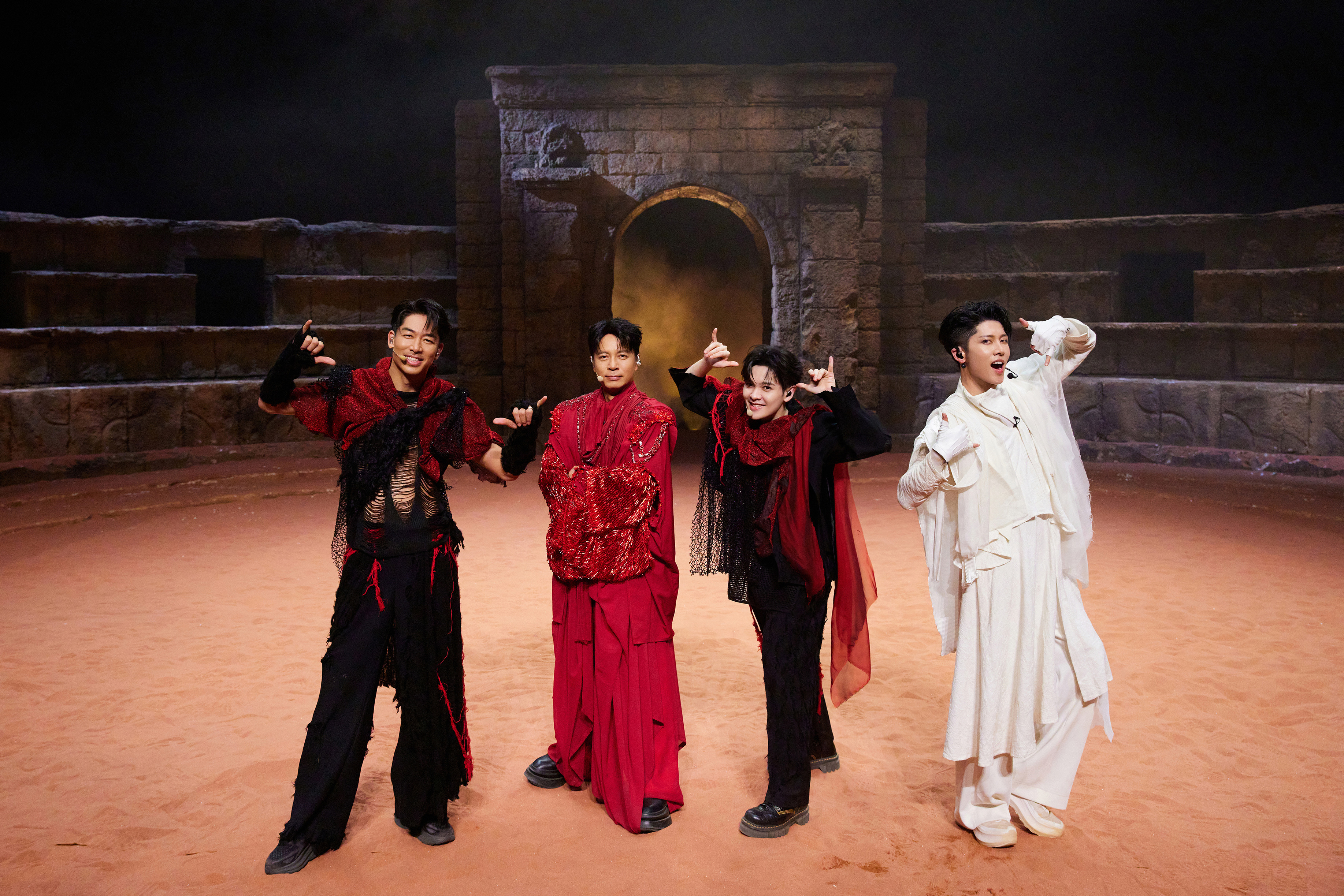 EXILE AKIRA（左一） 與 MIYAVI（右四） 在《披荊斬棘的哥哥》第四季表現出色，和李克勤（左二）、尤長靖（右二）建立深厚友誼。（LDH 愛夢悅提供）