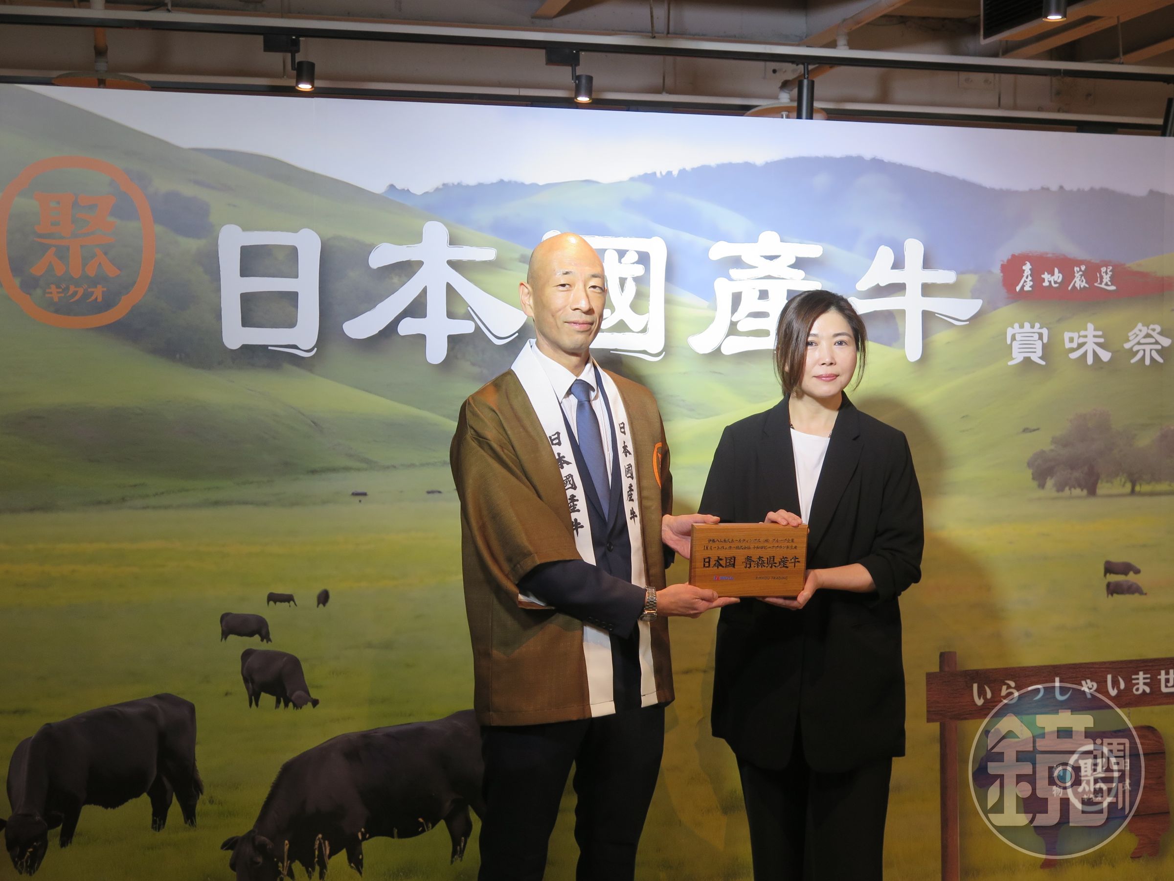 伊藤火腿株式會社代表長谷川久人(左),與王品集團鍋類事業群總經理呂意真(右)進行授證儀式。