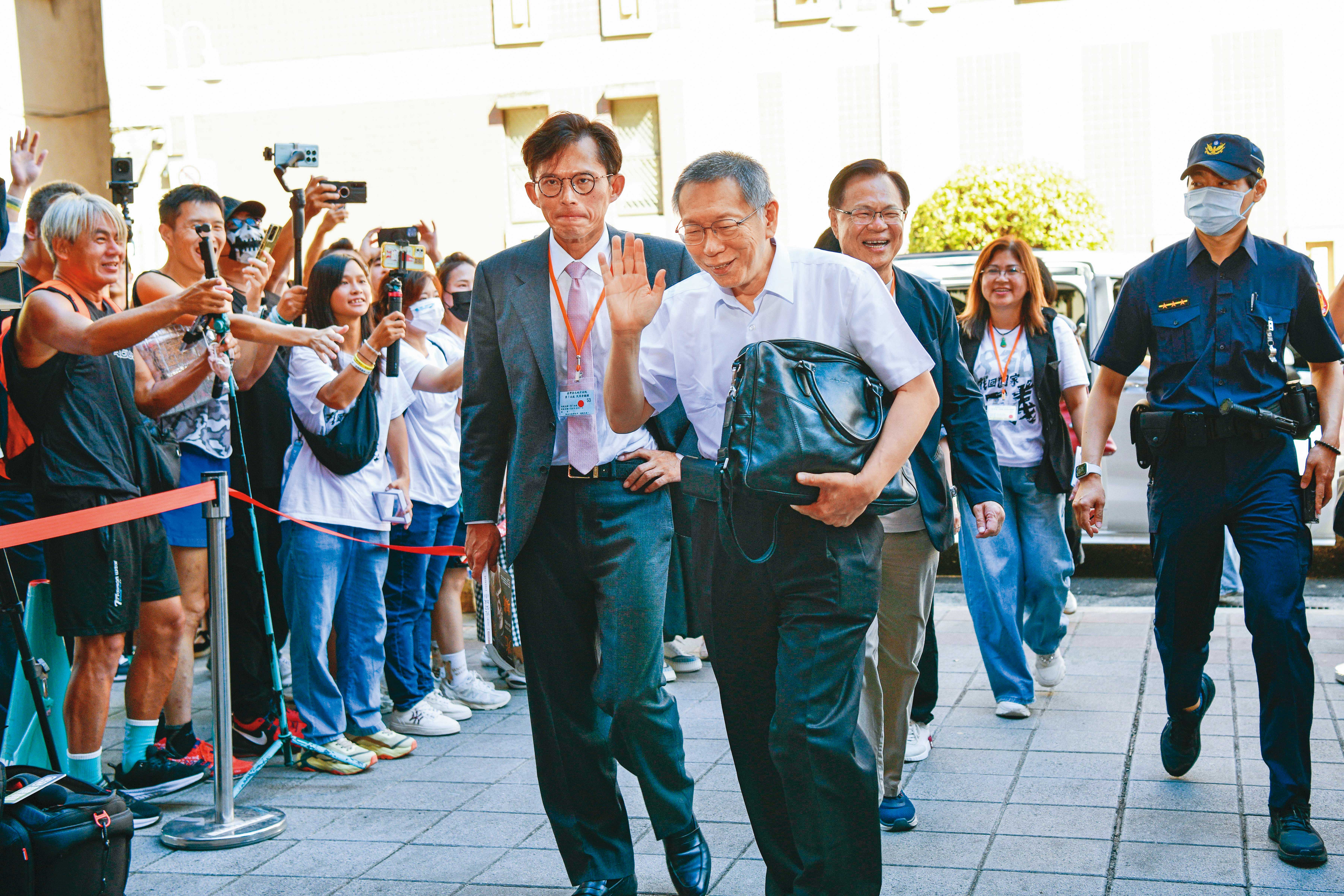 本刊掌握，柯文哲私下告訴友人，黃國昌即便沒立委身分，「陽春黨主席也要能帶得動黨」。（鏡報李智為）