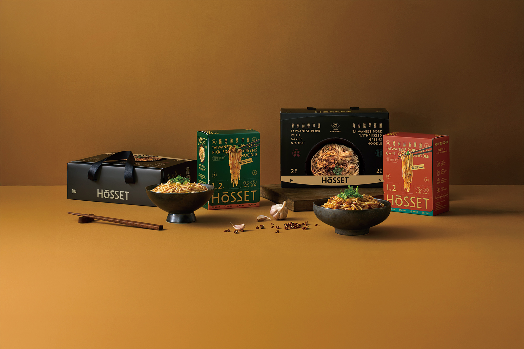 全新常溫調理品牌「HōSSET虎勢」登場，首推兩種口味選用台灣本地「究好豬」食材搭配關廟麵。（HōSSET虎勢提供）