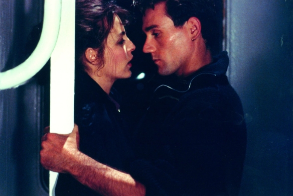 法國名導奧利維耶阿薩亞斯電影《失序狀態》描繪理想主義如何被暴力與背叛迅速侵蝕。（光點台北提供）